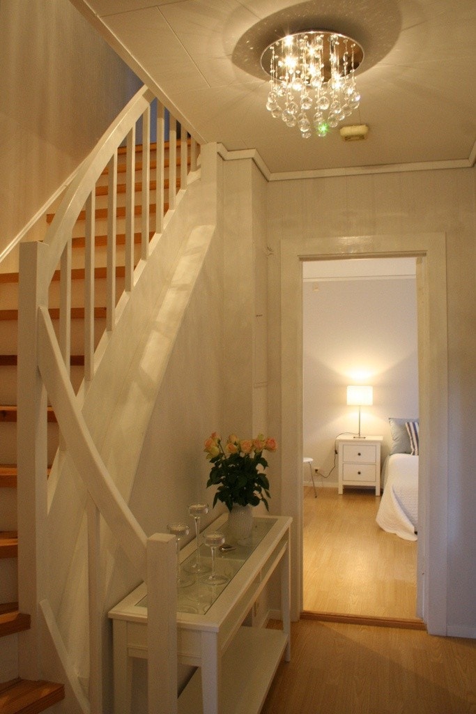 Hall med trapp til 2. etg. Galleribilde