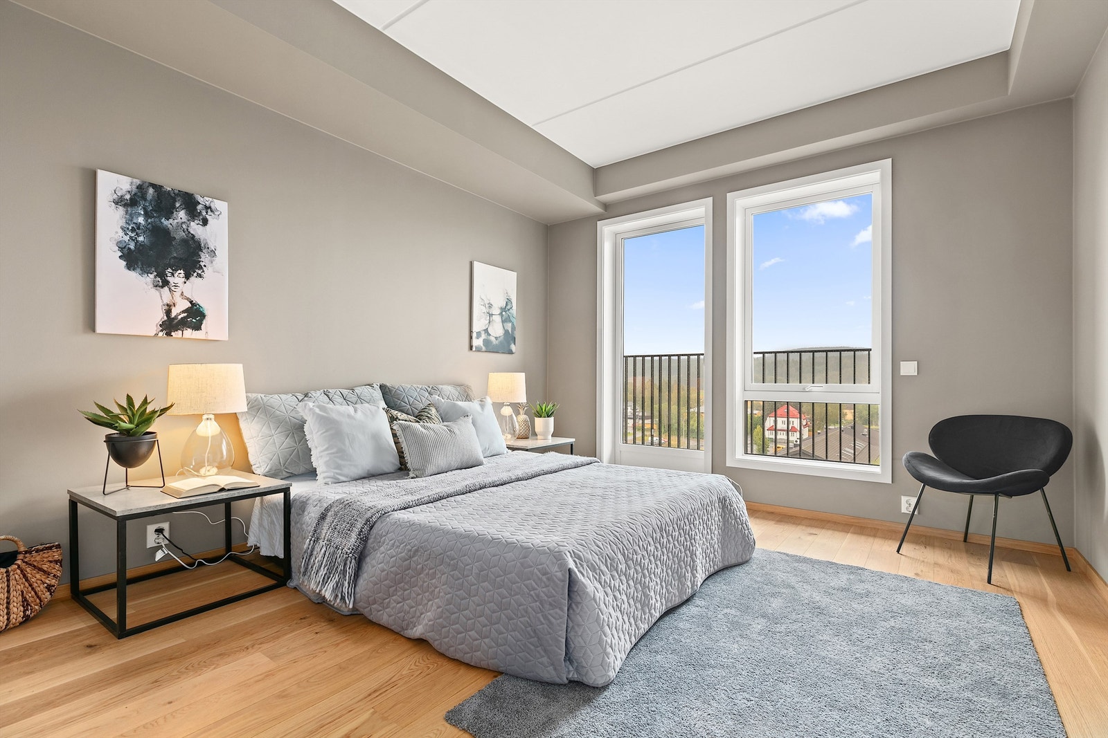 Soverommet er romslig og gir godt med plass til dobbeltseng og tilhørende møblement. Galleribilde