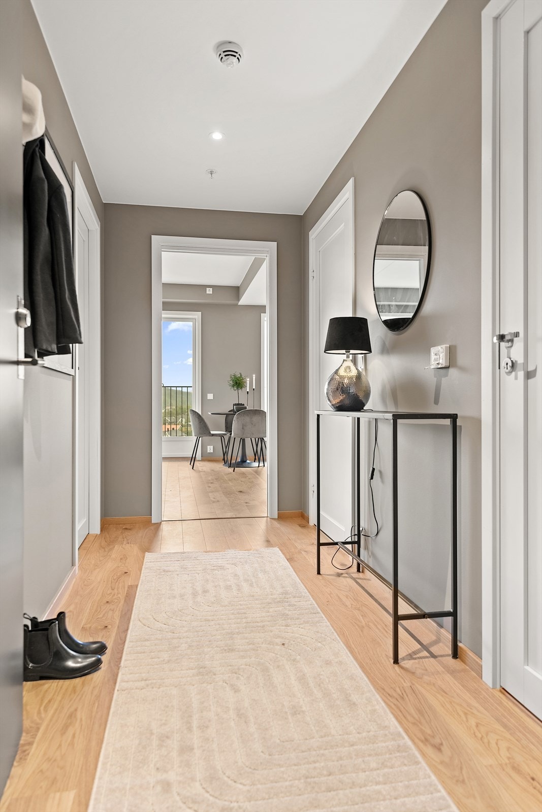 Innvendig preges boligen av en lun og tidløs atmosfære, med vegger malt i den elegante fargen Mohair som skaper en rolig og harmonisk ramme rundt interiøret. Galleribilde