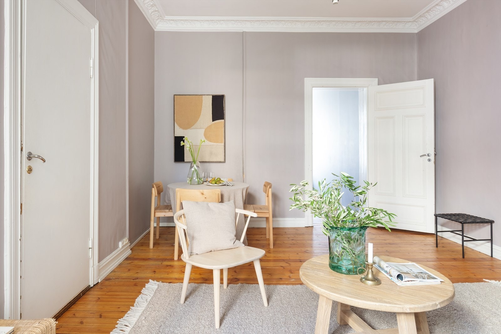 Det er ca. 3,2 meter under taket som gir rommet en luftig og god følelse. Galleribilde