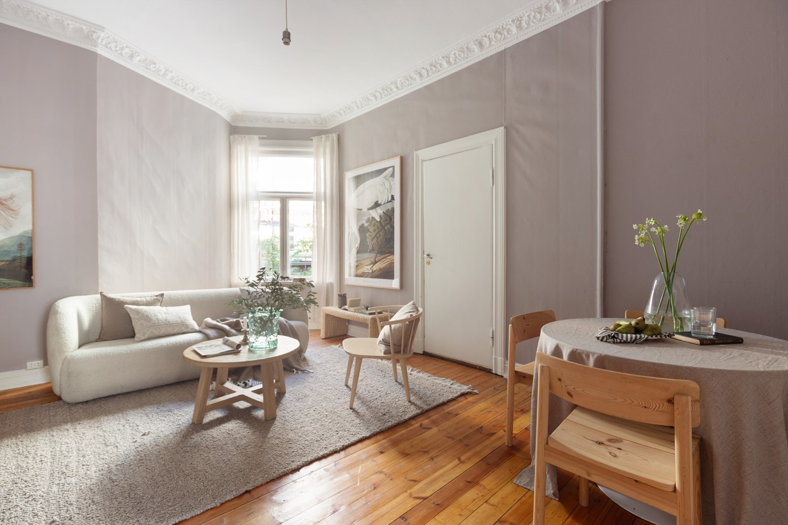 I stuen er det plass til både sofa og spisebord, samt annet møblement. Galleribilde