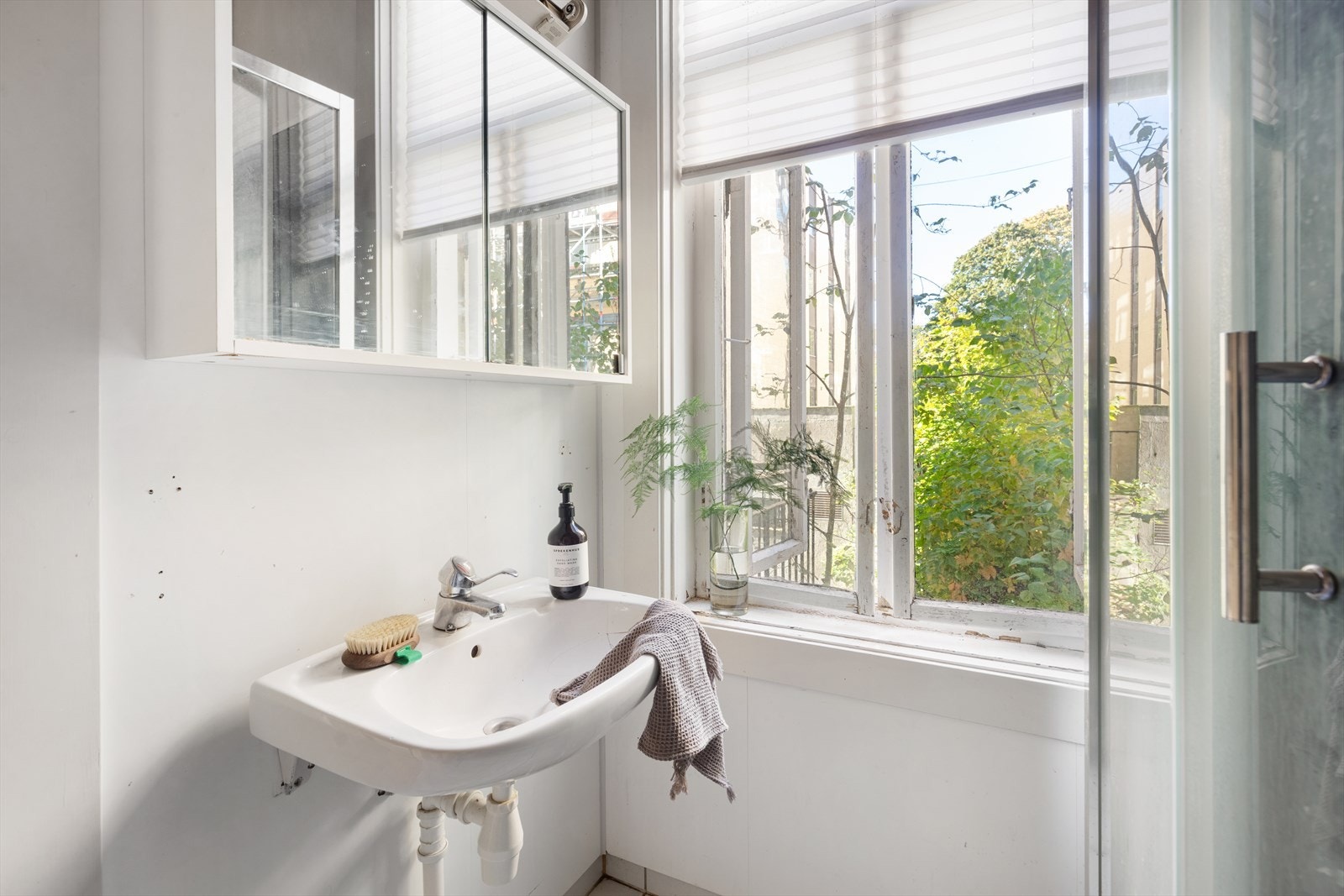 Innredning består av dusjkabinett m/ bl. batteri, frittstående toalett, servant med ett-greps blandebatteri, speil og lys. Galleribilde