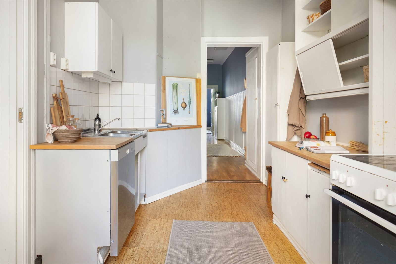 Det er montert kjøl/frys, oppvaskmaskin og komfyr. Ukjent alder på innredning og hvitevarer. Galleribilde