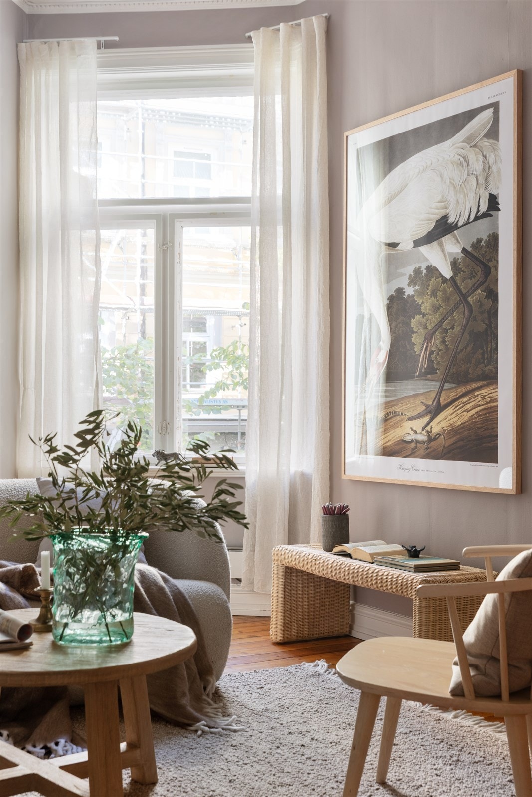 Stort vindu som skaper mye naturlig lysinnslipp i rommet. Galleribilde