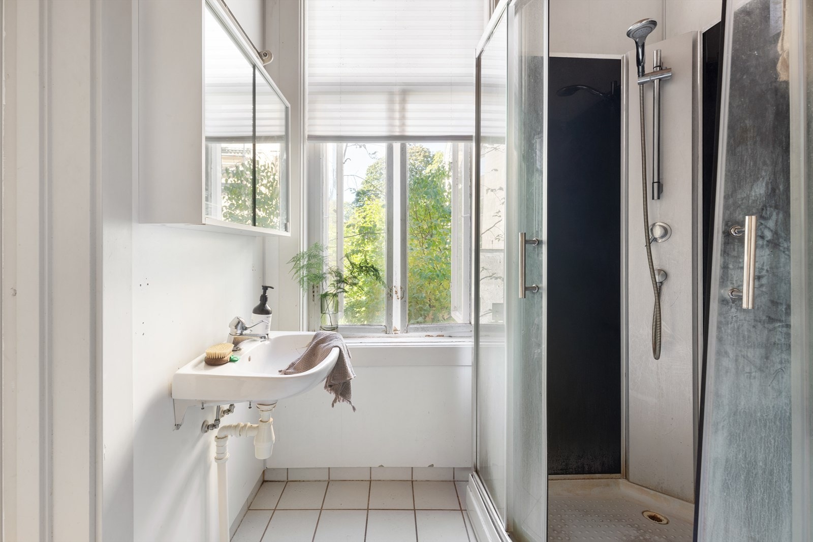 Flislagt gulv m/ plastsluk og malte overflater på eldre våtromsplater på vegger. Galleribilde