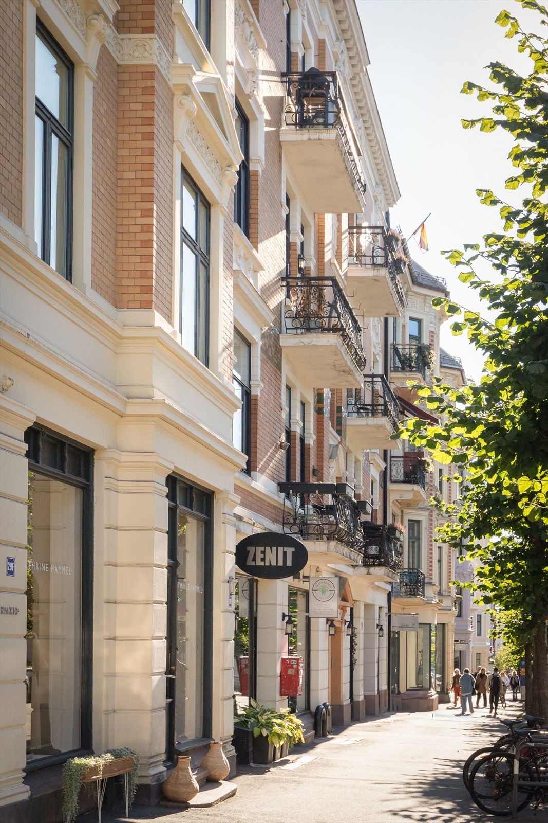 Fra boligen er det gangavstand til populære mote- og interiørbutikker, kafeer og restauranter som Park 29, Lorry, Kastellet, Campo de' Fiori, Olivia, FYR Bistronomi & Bar m.m. Det er et godt offentlig kommunikasjonstilbud i området. Galleribilde