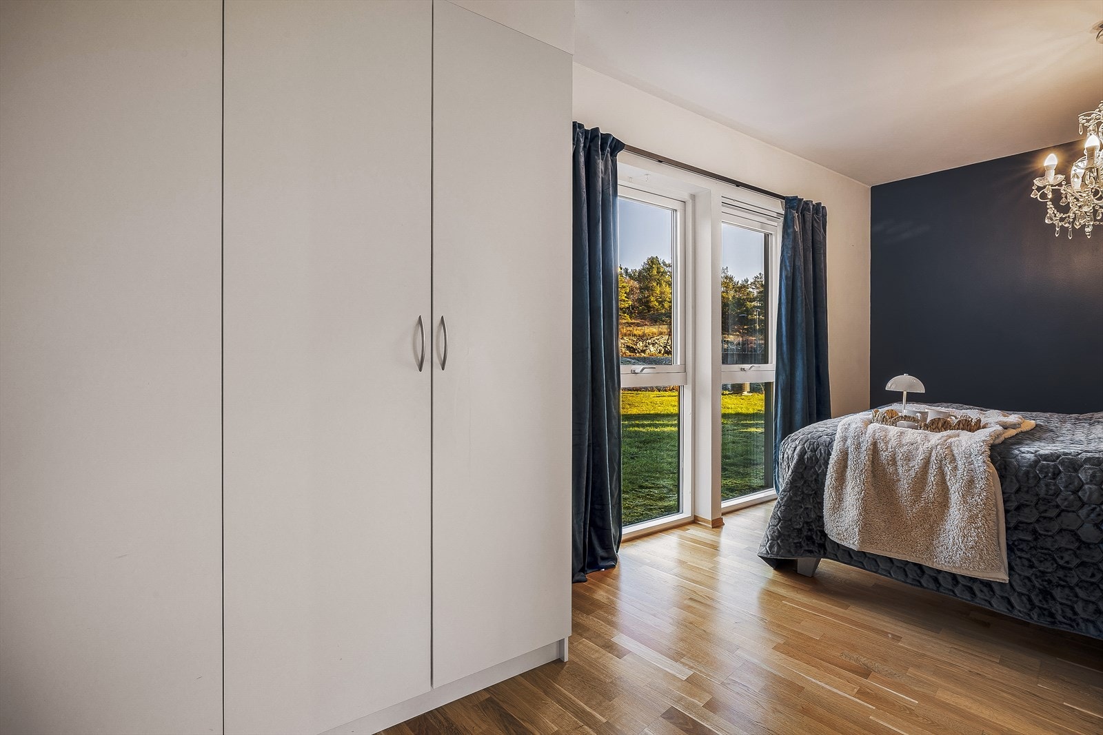 Stort garderobeskap på soverommet Galleribilde