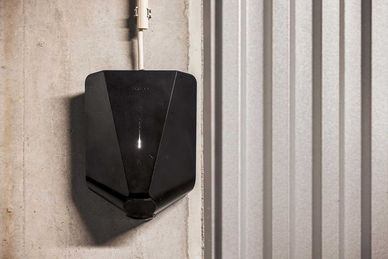 Det er montert lader for elbil på garasjeplassen Galleribilde