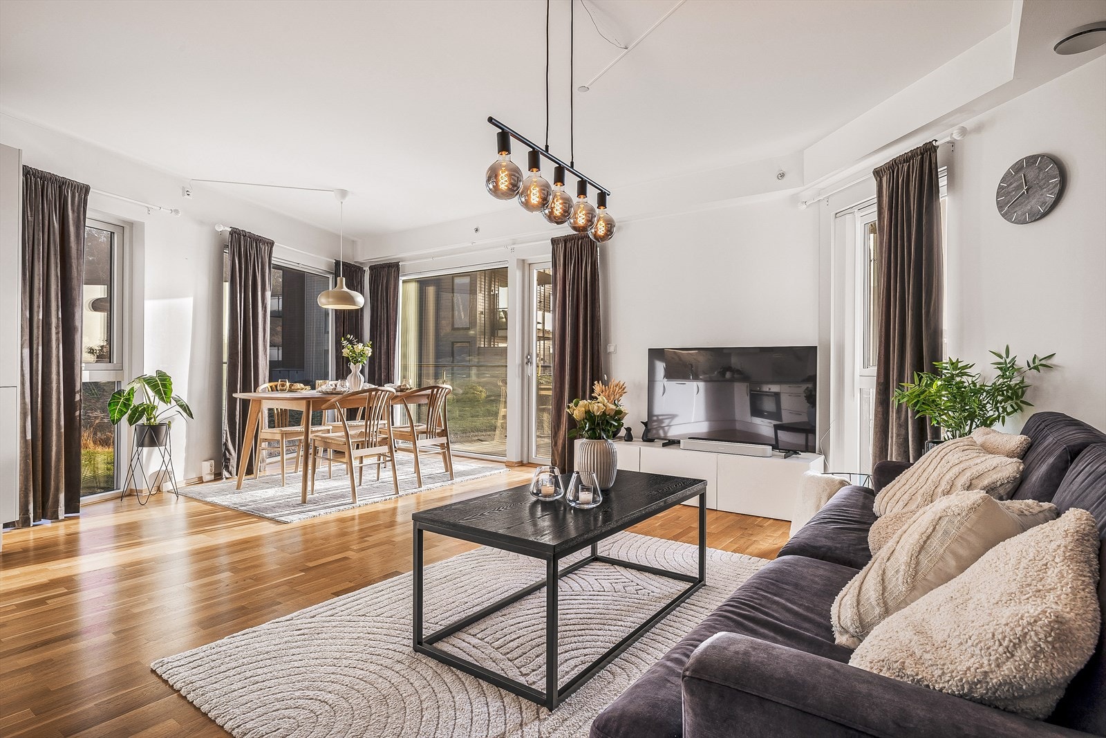 Romslig stue med mange store vindusflater. Her er også utgang til terrasse Galleribilde