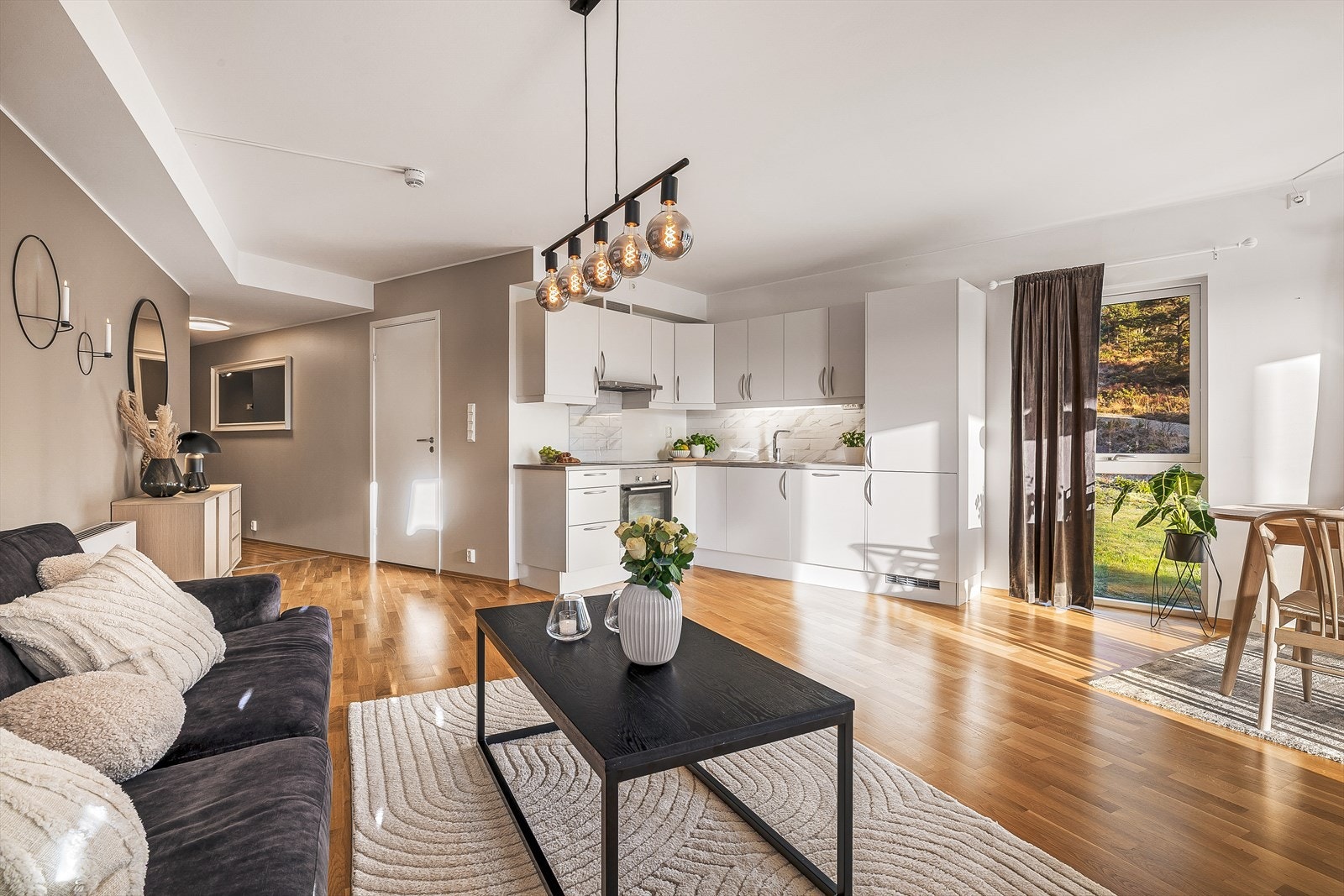 Stue og kjøkken i åpen løsning Galleribilde