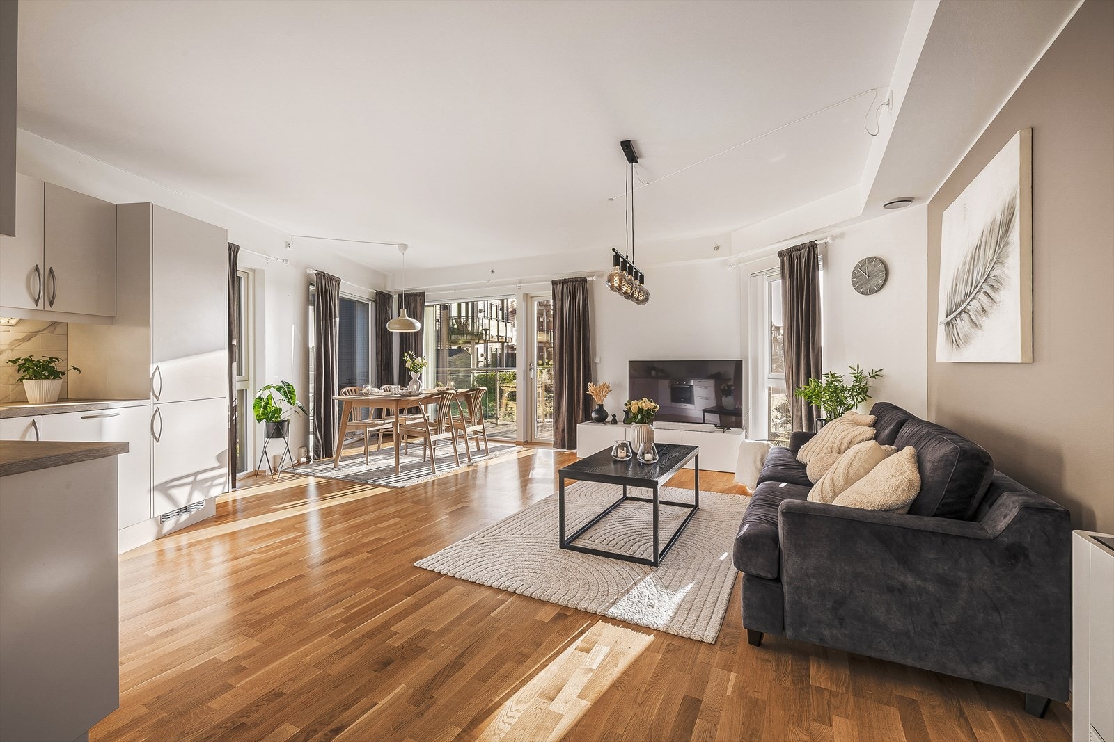 Rikelig med plass til både sofagruppe og spisebord Galleribilde