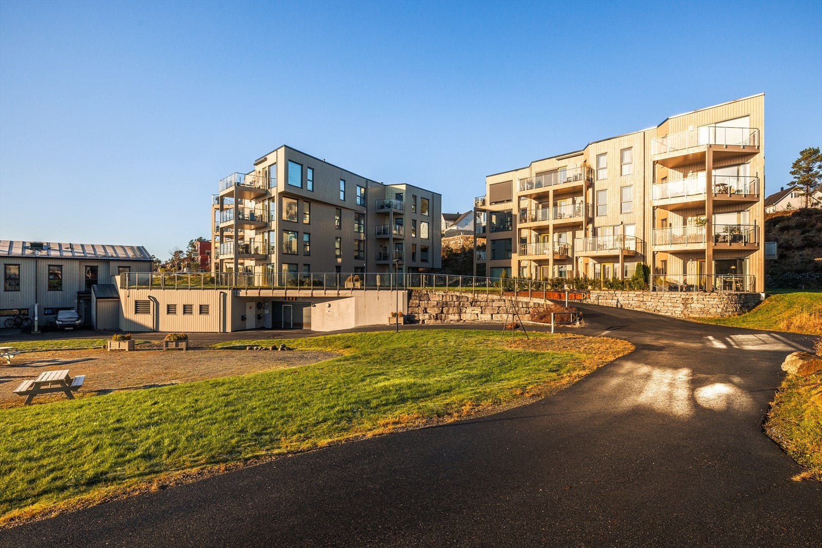 Attraktivt område med flotte uteområder og nydelige grøntarealer/turstier i umiddelbar nærhet Galleribilde