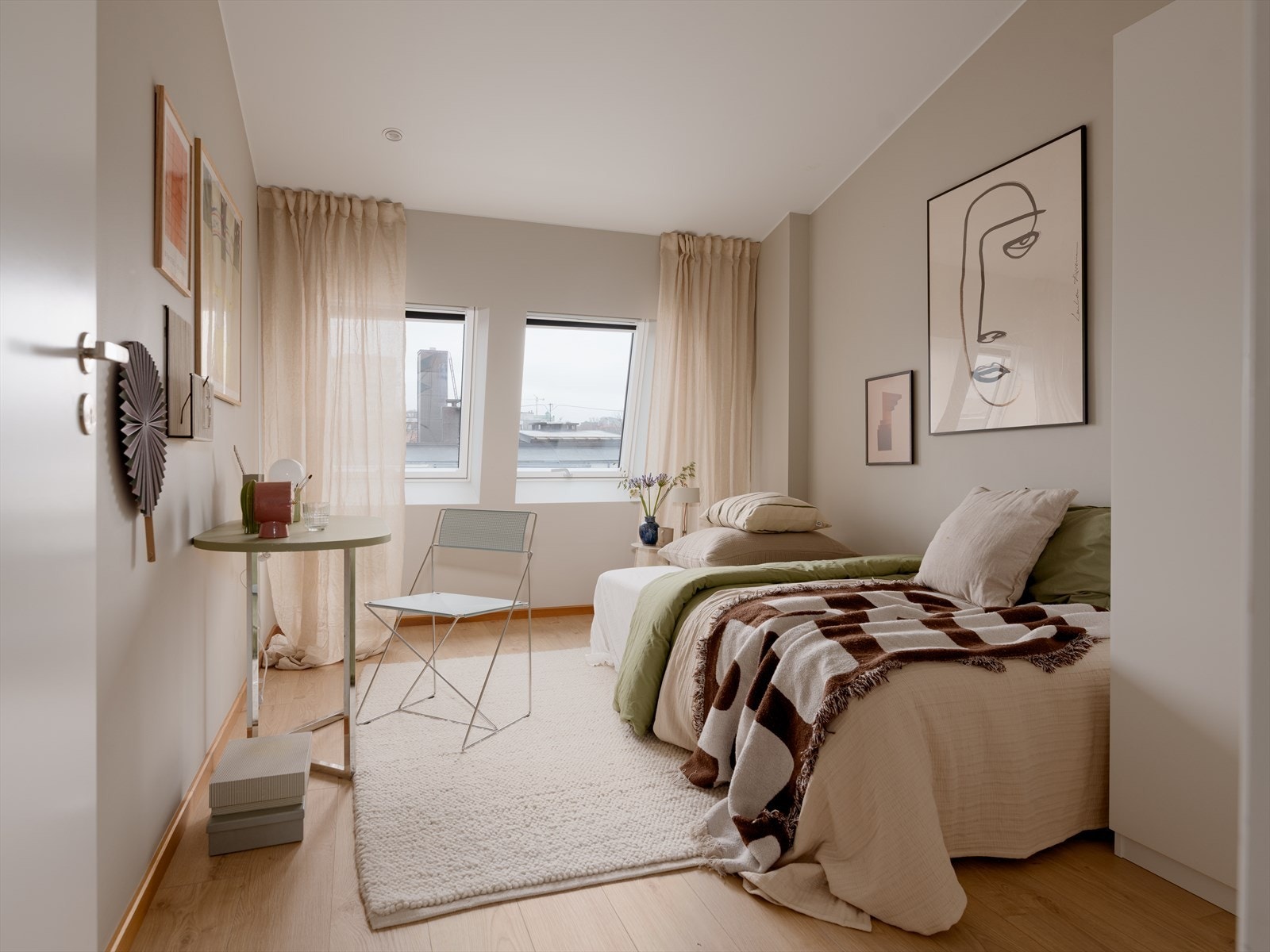 Soverom III. God plass til seng, pult og garderobe. Galleribilde