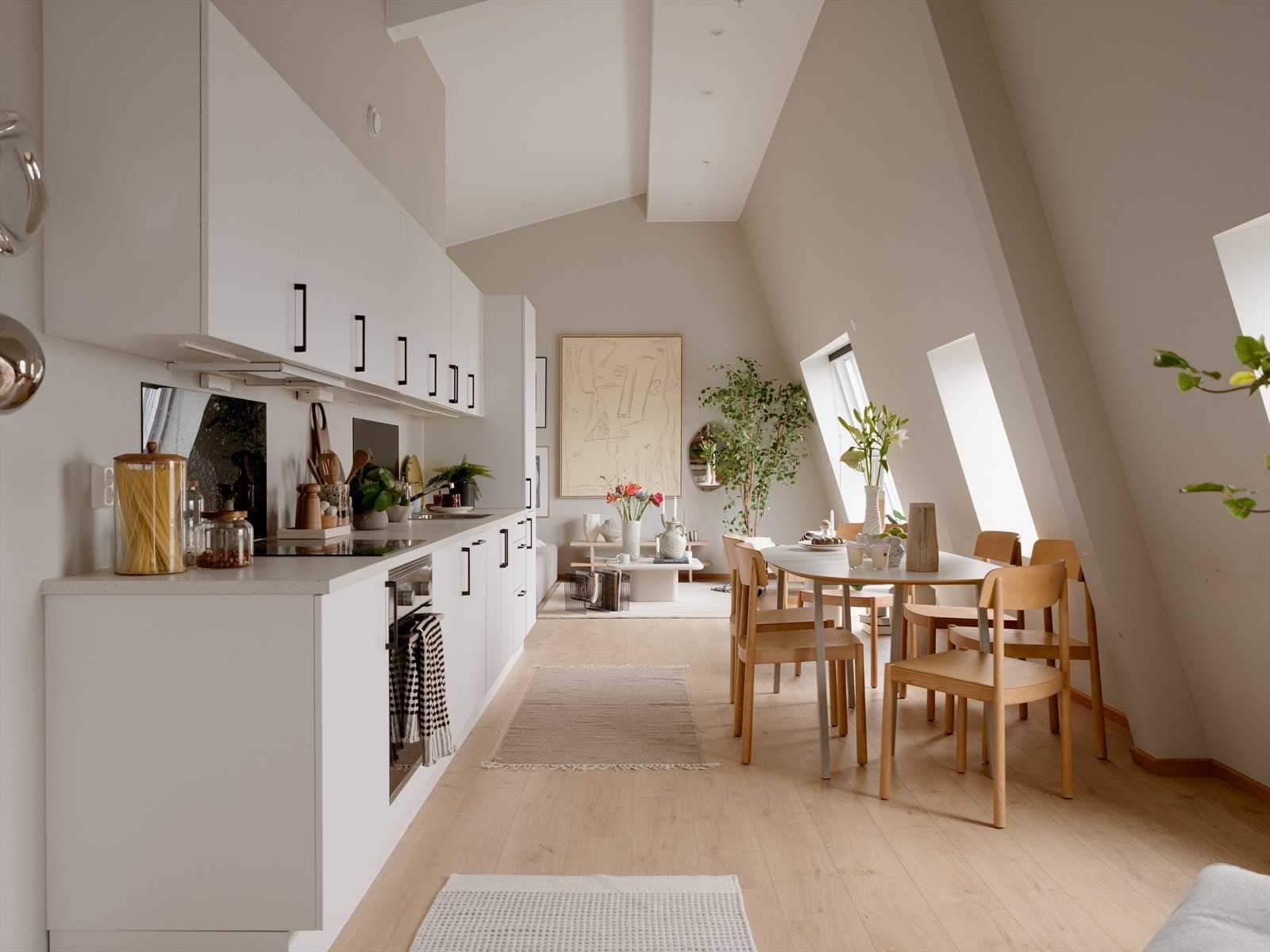 Fra det sosiale allrommet er det tilgang til tre av leilighetens fire soverom, hvorav ett ifm. kjøkkensonen og de to øvrige ifm. stuedel. Galleribilde