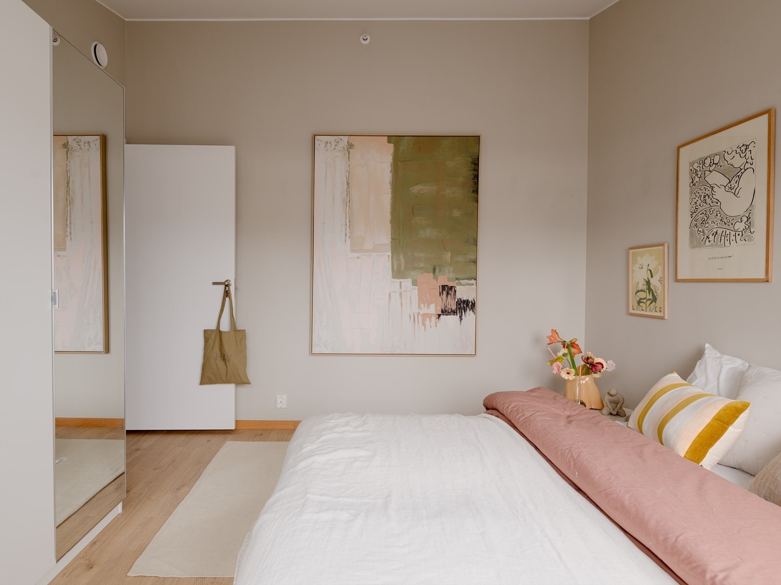 Vegger malt i et delikat fargepalett. Galleribilde