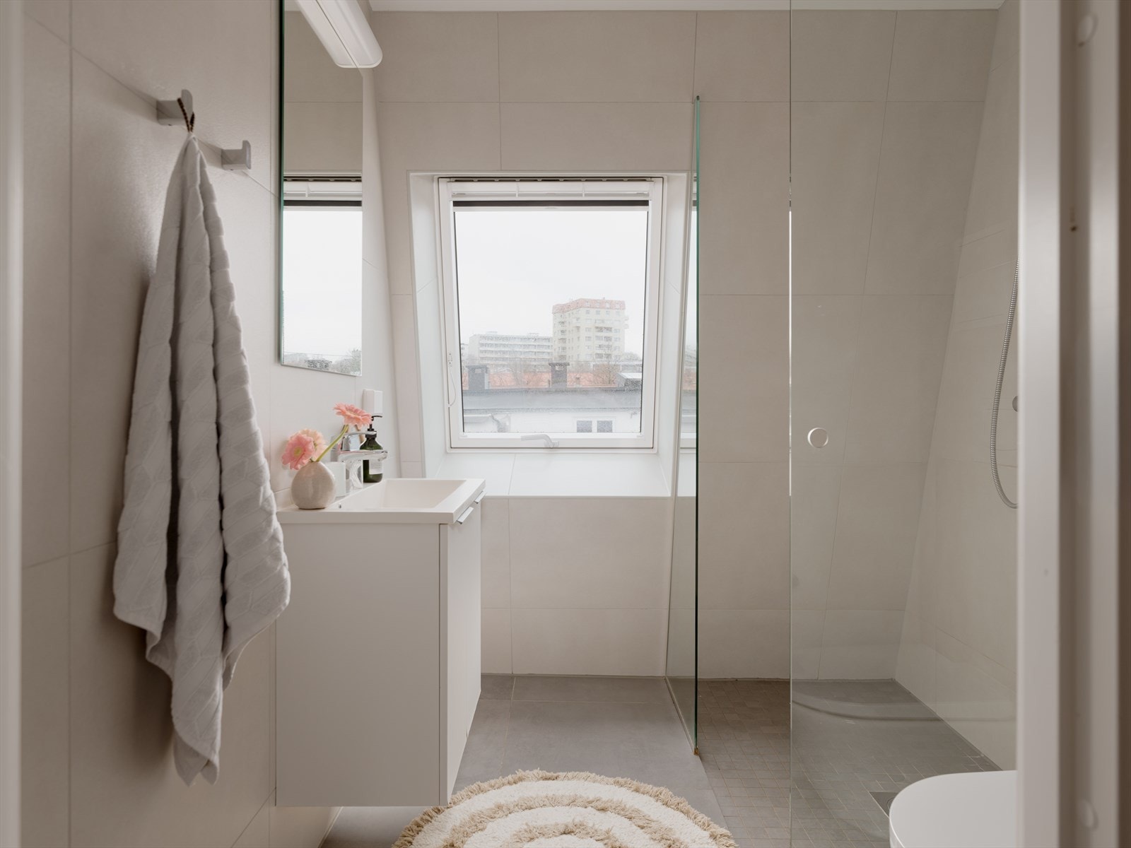 Bad II, innredet med servant, dusjhjørne og toalett. Galleribilde