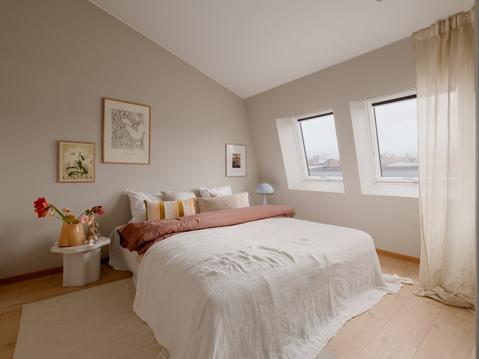 Soverom II er av en svært generøs størrelse med plass til stor seng, nattbord på begge sider og garderobe. Galleribilde