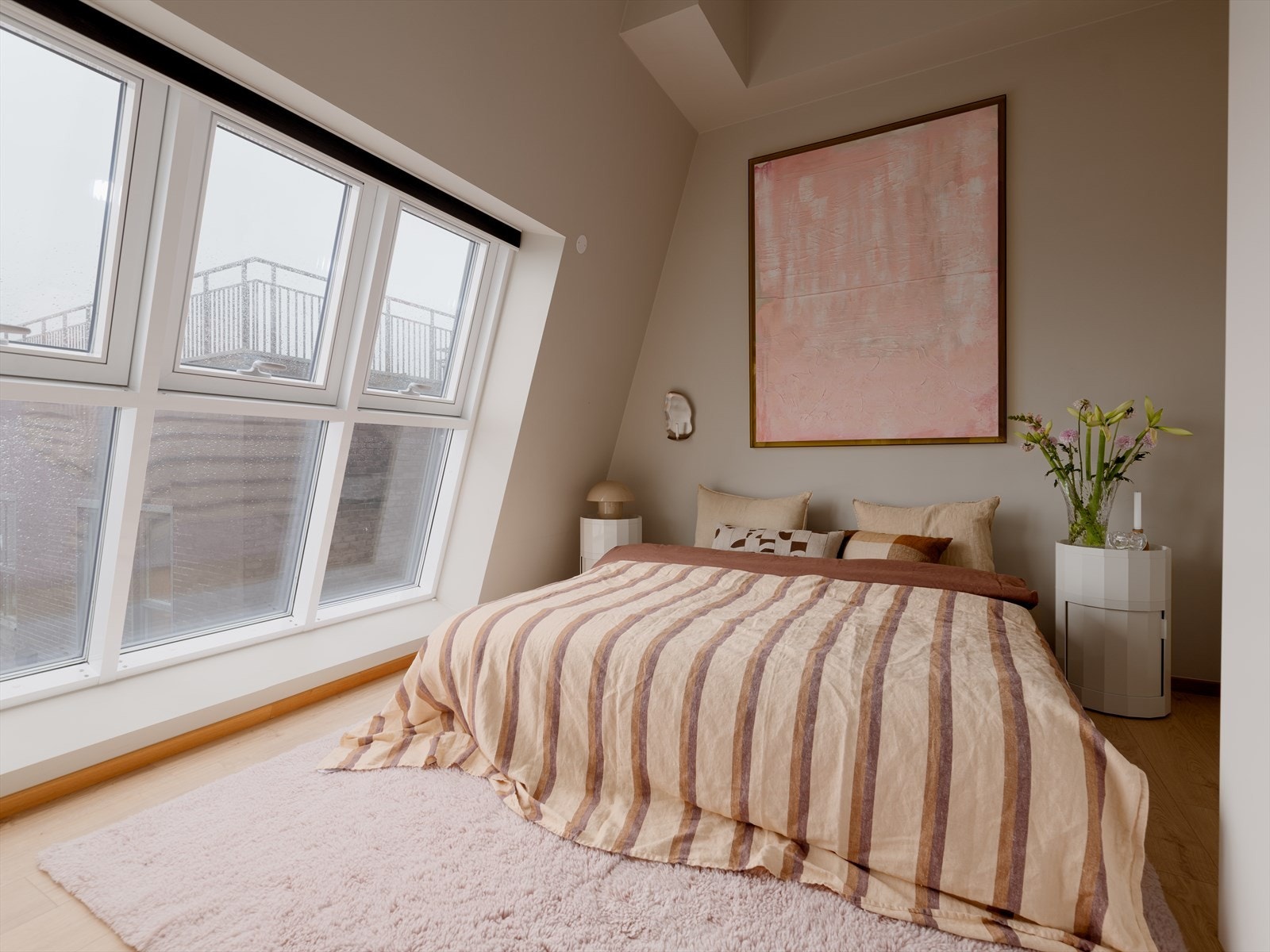 Soverom I. Rommet har god plass til dobbeltseng, nattbord og garderobe. Galleribilde