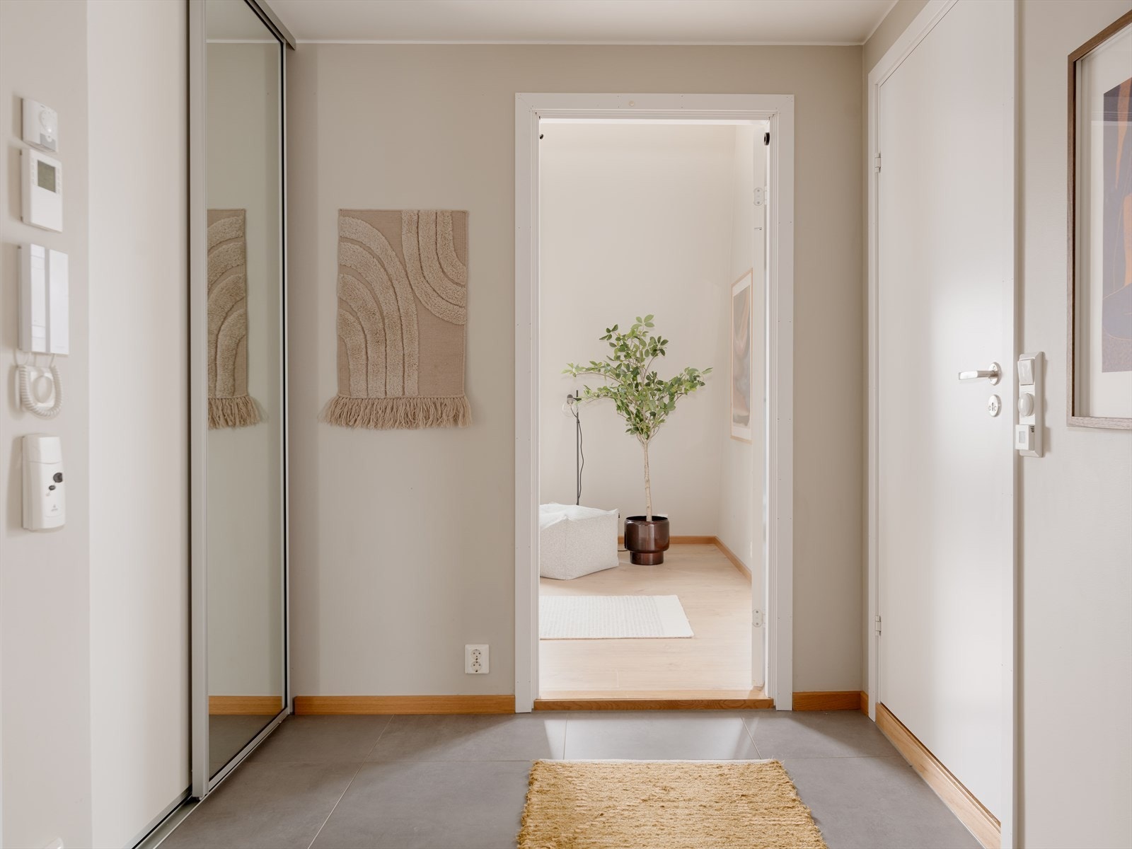 I entré finner du oppbevaringsmuligheter i praktisk skyvedørsgarderobe. Herfra har du goså adkomst til innvendig bod. Galleribilde