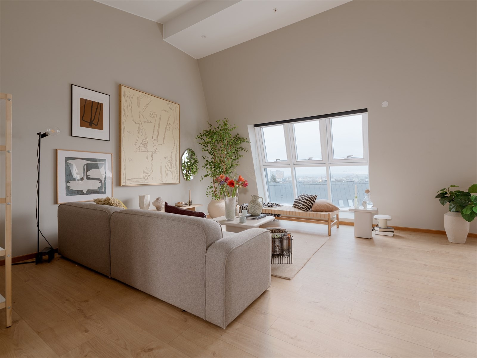 Leiligheten skiller seg ut med sin unike utforming, og med store vinduer og luftige takhøyde som sørger for herlig lysinnslipp gjennom hele dagen. Galleribilde