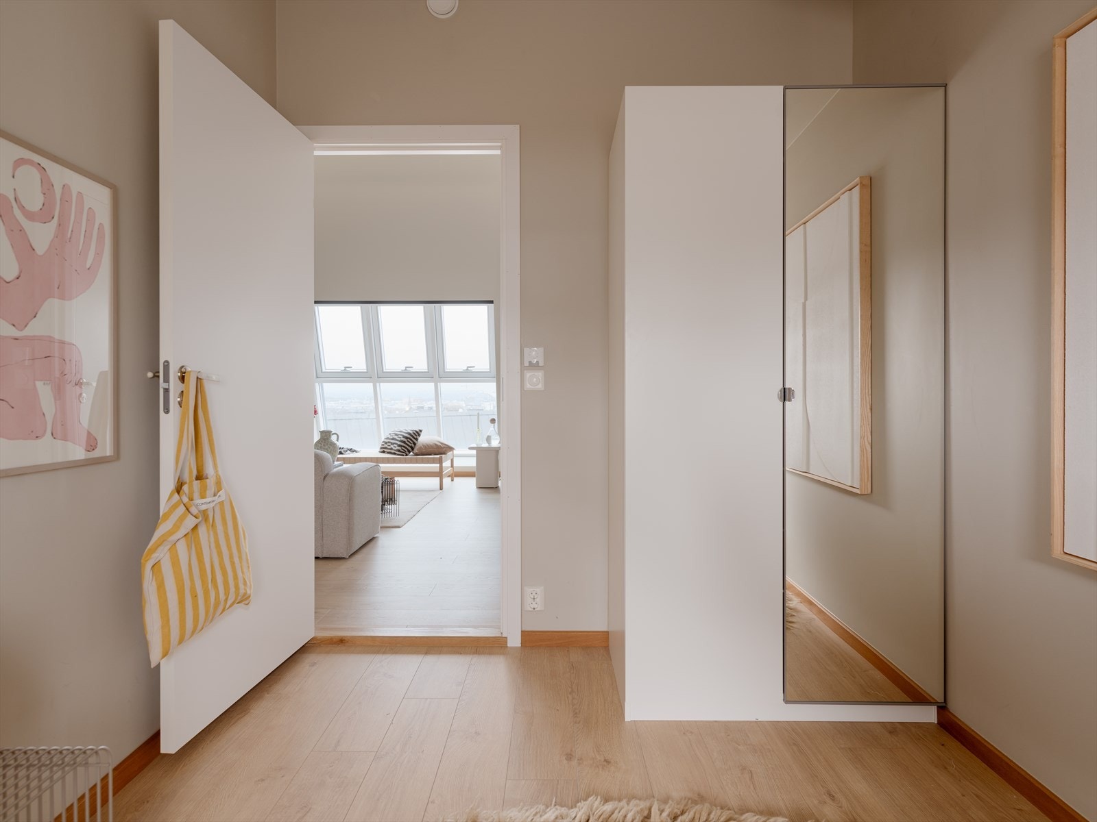 Klesoppbevaring i garderobeskap. Galleribilde