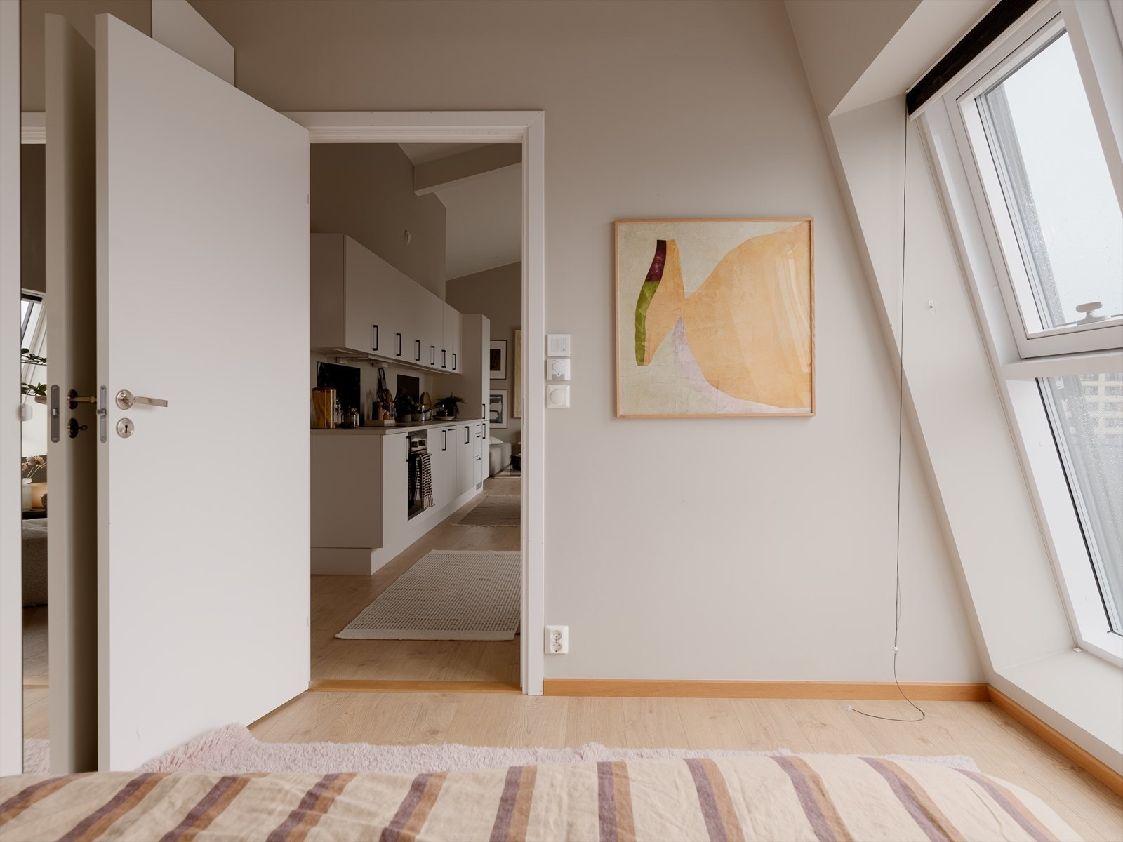 Sett fra soverom I mot stue/kjøkken. Galleribilde