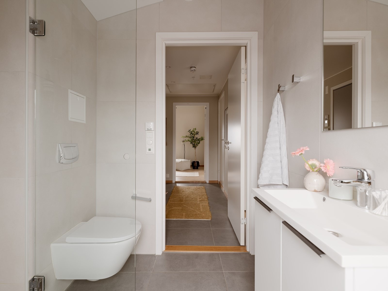 Sett fra baderom II mot entré/gang. Galleribilde