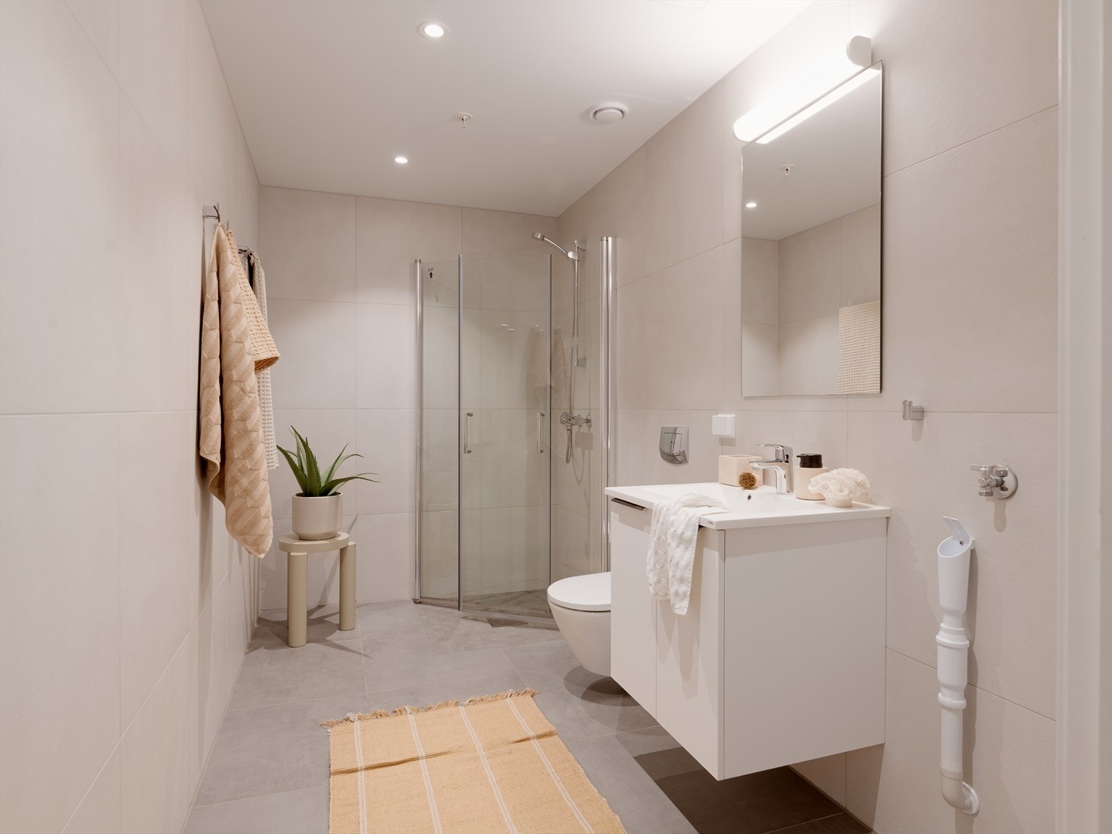 Bad I. Et romslig bad med en stilren og delikat standard fra byggeår. Opplegg for vaskemaskin t.h. for servanten. Galleribilde