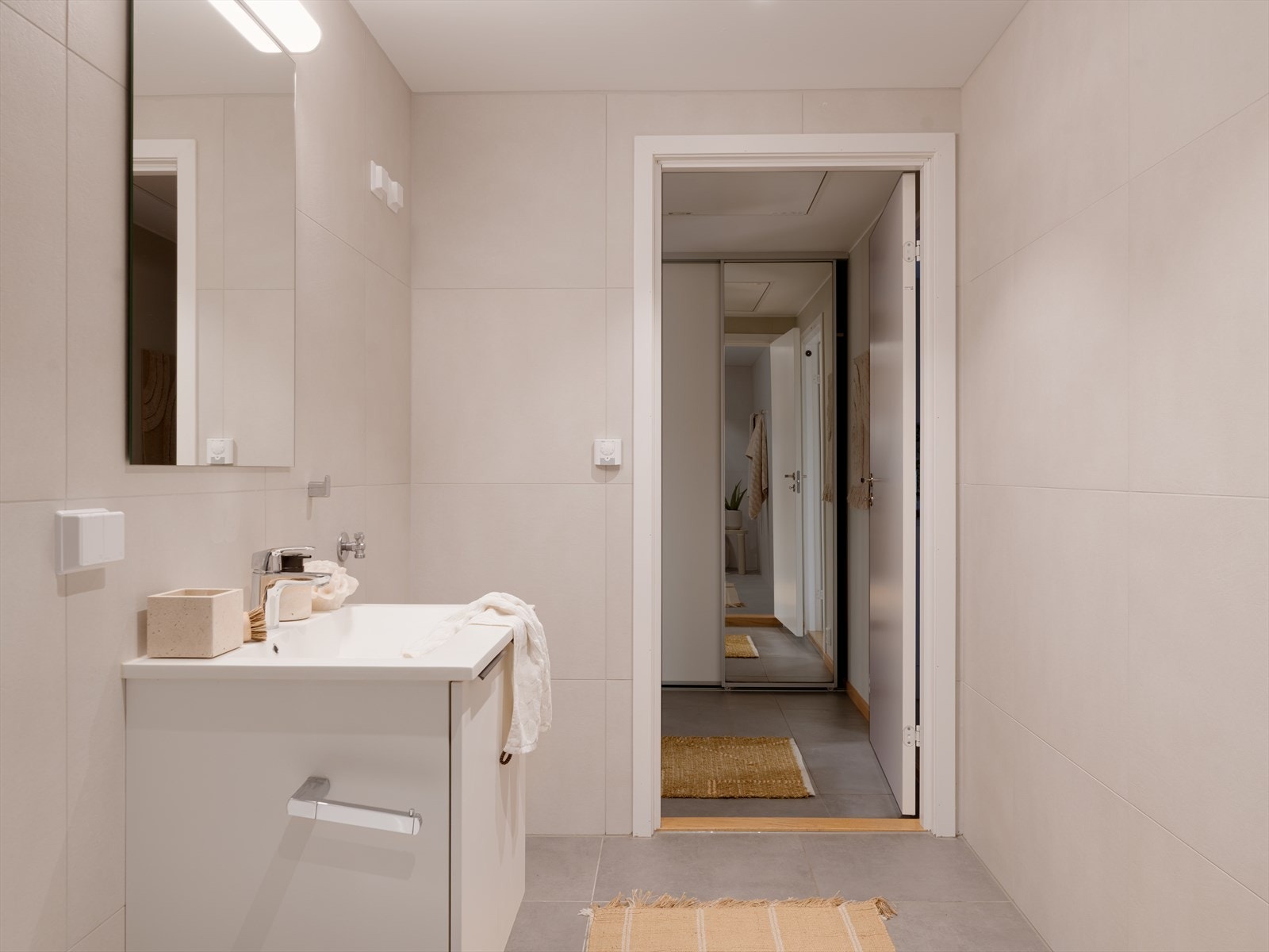 Det er varmekabler i gulv i begge baderommene. Galleribilde