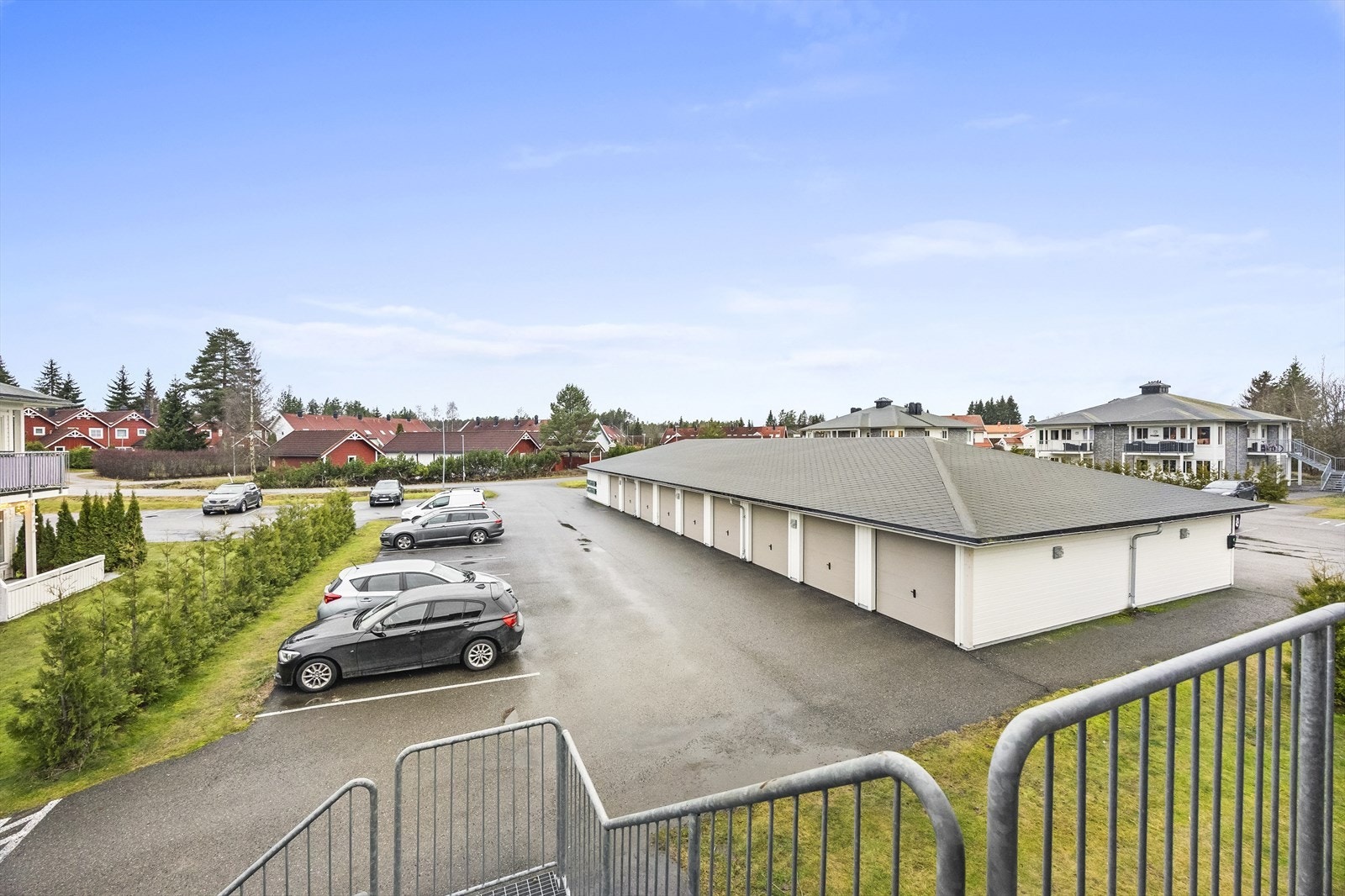 Sameiet har utendørs parkeringsplasser. Galleribilde