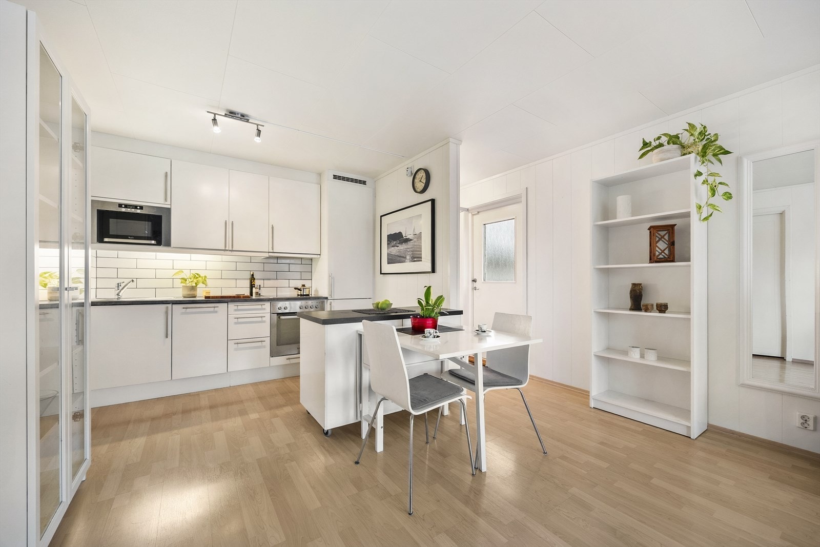 Kjøkkenet og stuen utgjør et åpent og sosialt allrom. Galleribilde