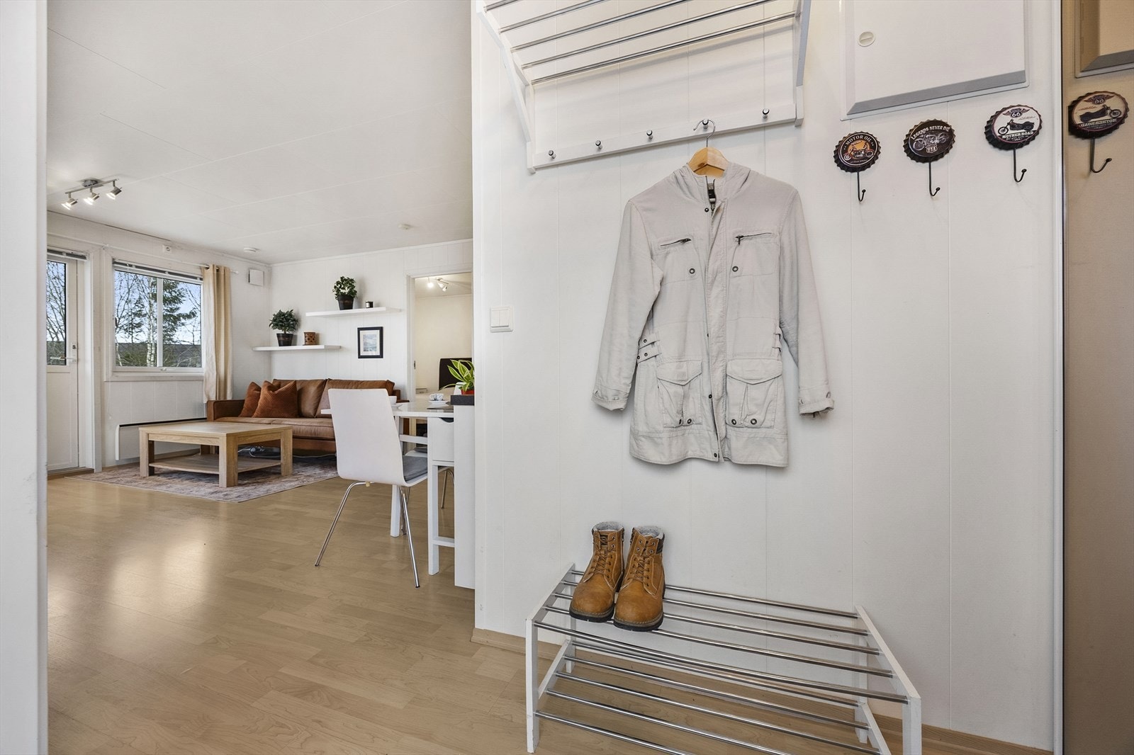 Gangen er malt i lyse farger og har laminat, som i resten av leiligheten. Galleribilde