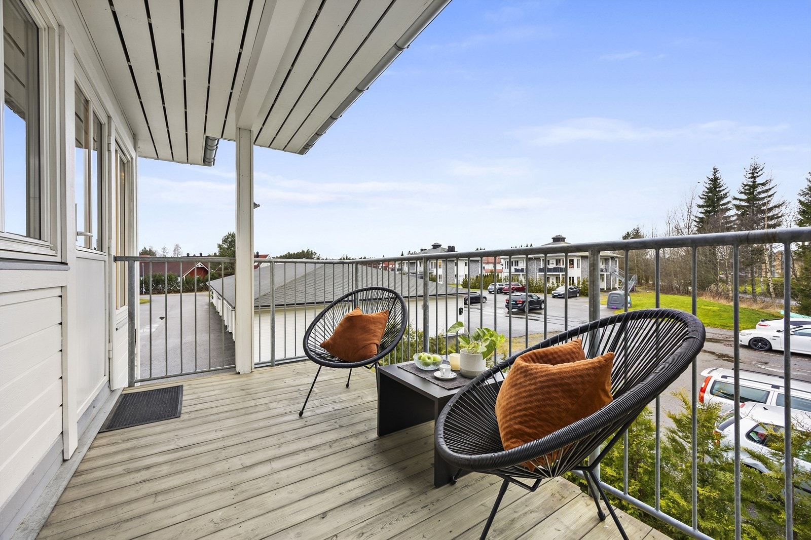Balkongen har impregnerte terrassebord og rekkverk i stål. Galleribilde