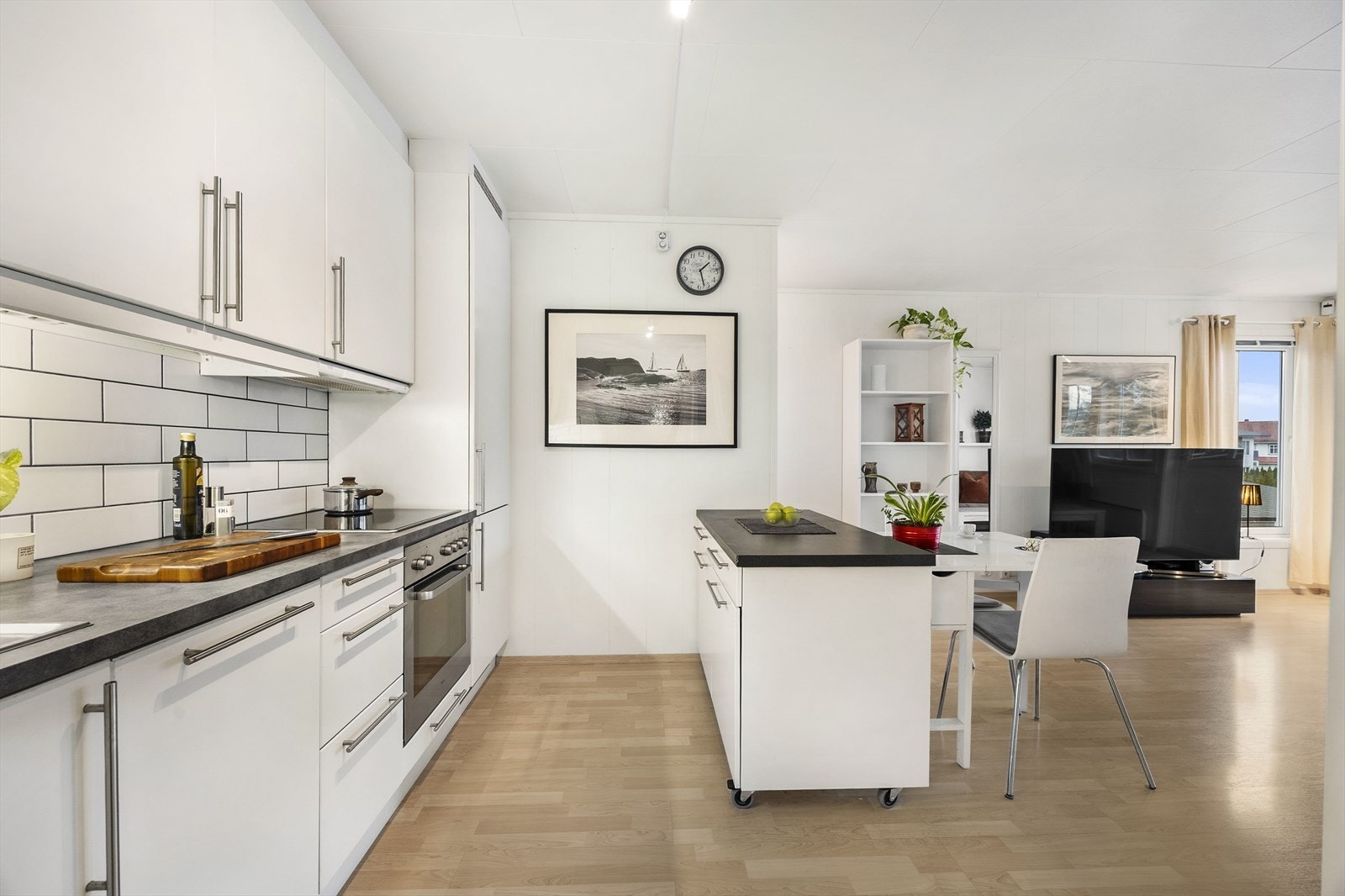 Den åpne løsningen gir en god romfølelse og binder sonene sammen. Galleribilde