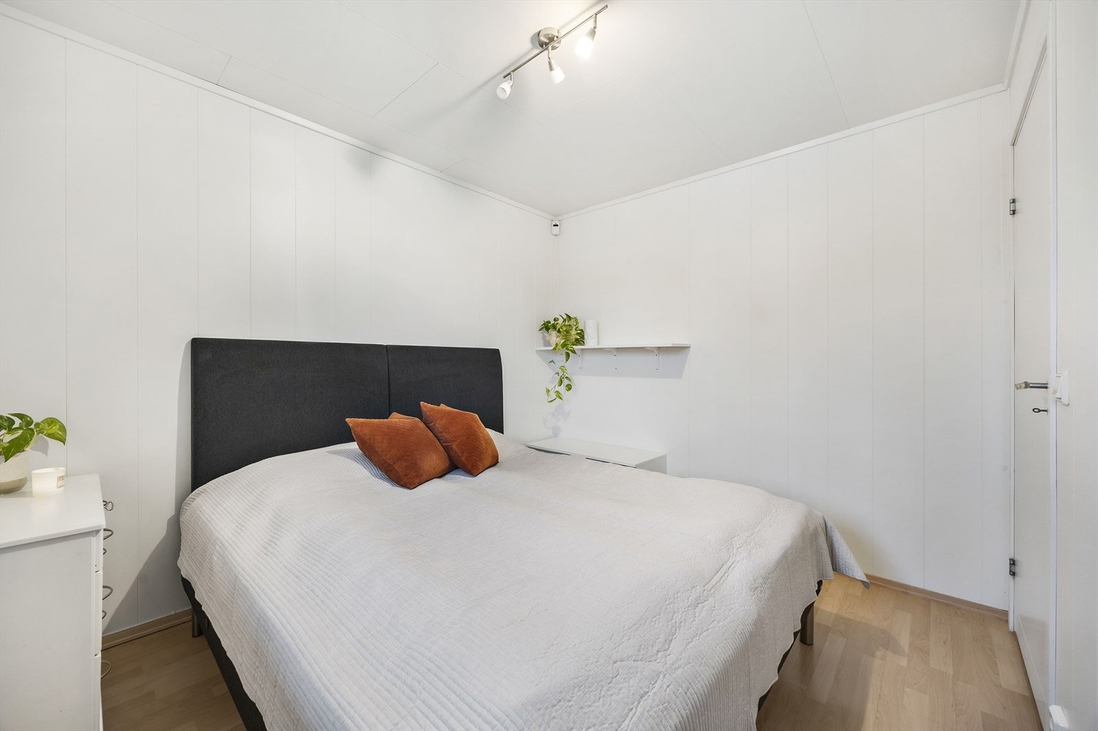 Rommet har samme laminatgulv og overflater som stuen. Galleribilde