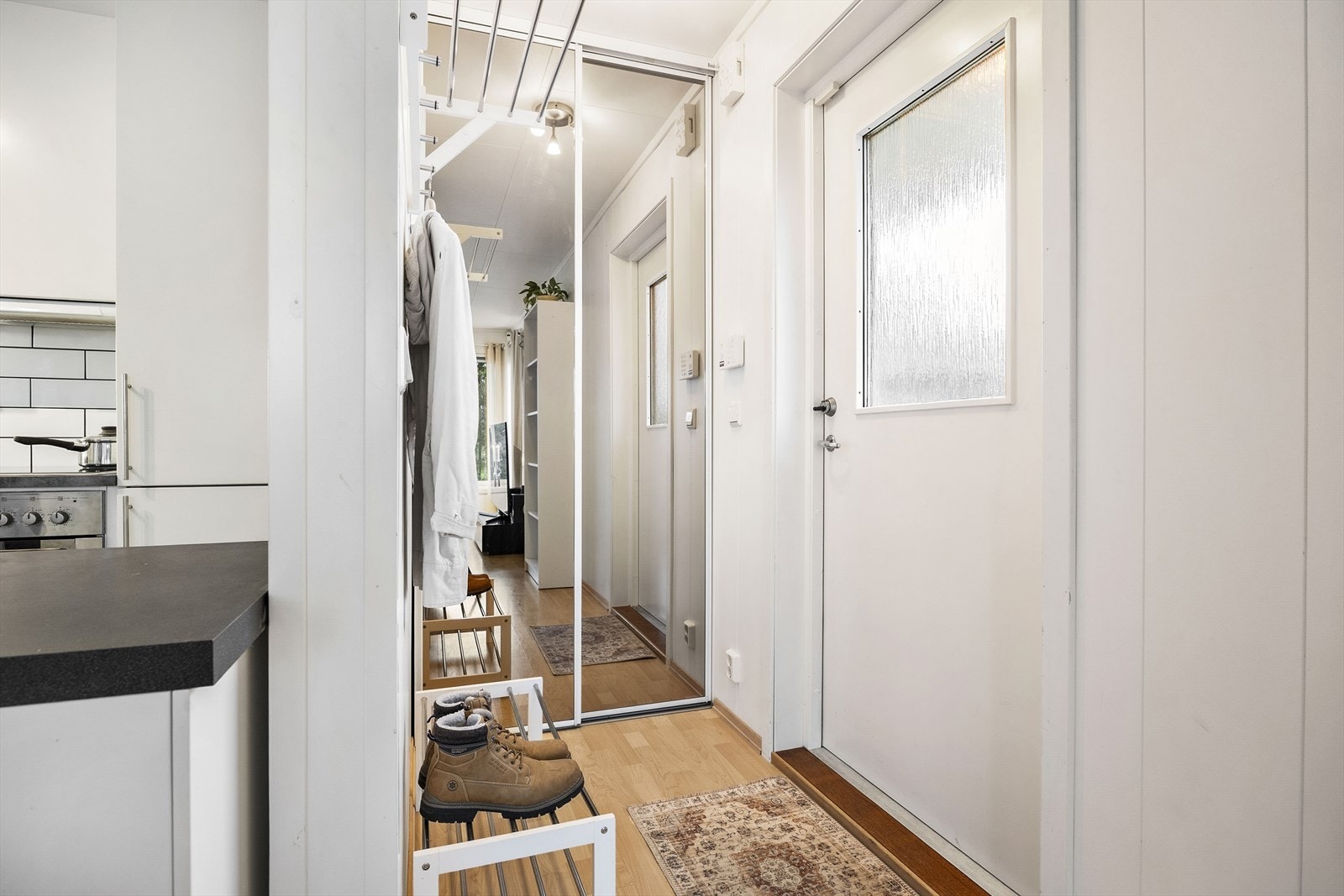 Du ønskes velkommen inn i en lys entré med plass til yttertøy. Galleribilde