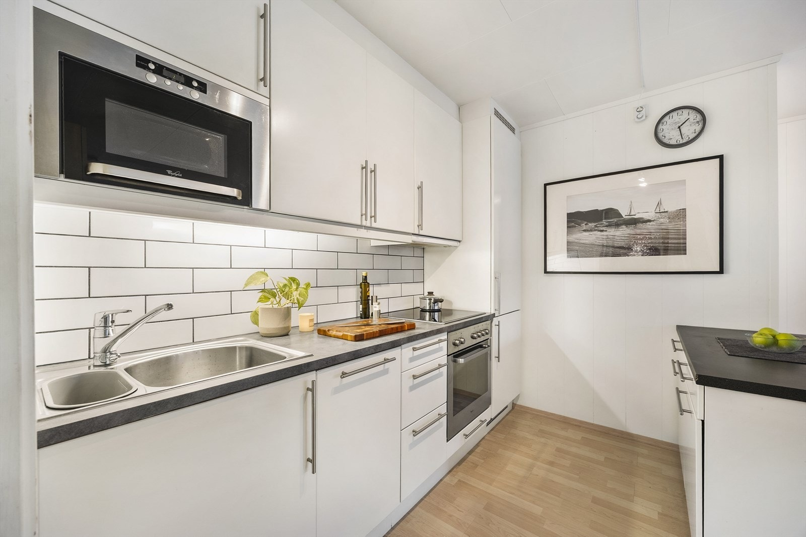 Her er det integrert stekeovn, mikrobølgeovn, koketopp, oppvaskmaskin og kjøl/frys. Galleribilde