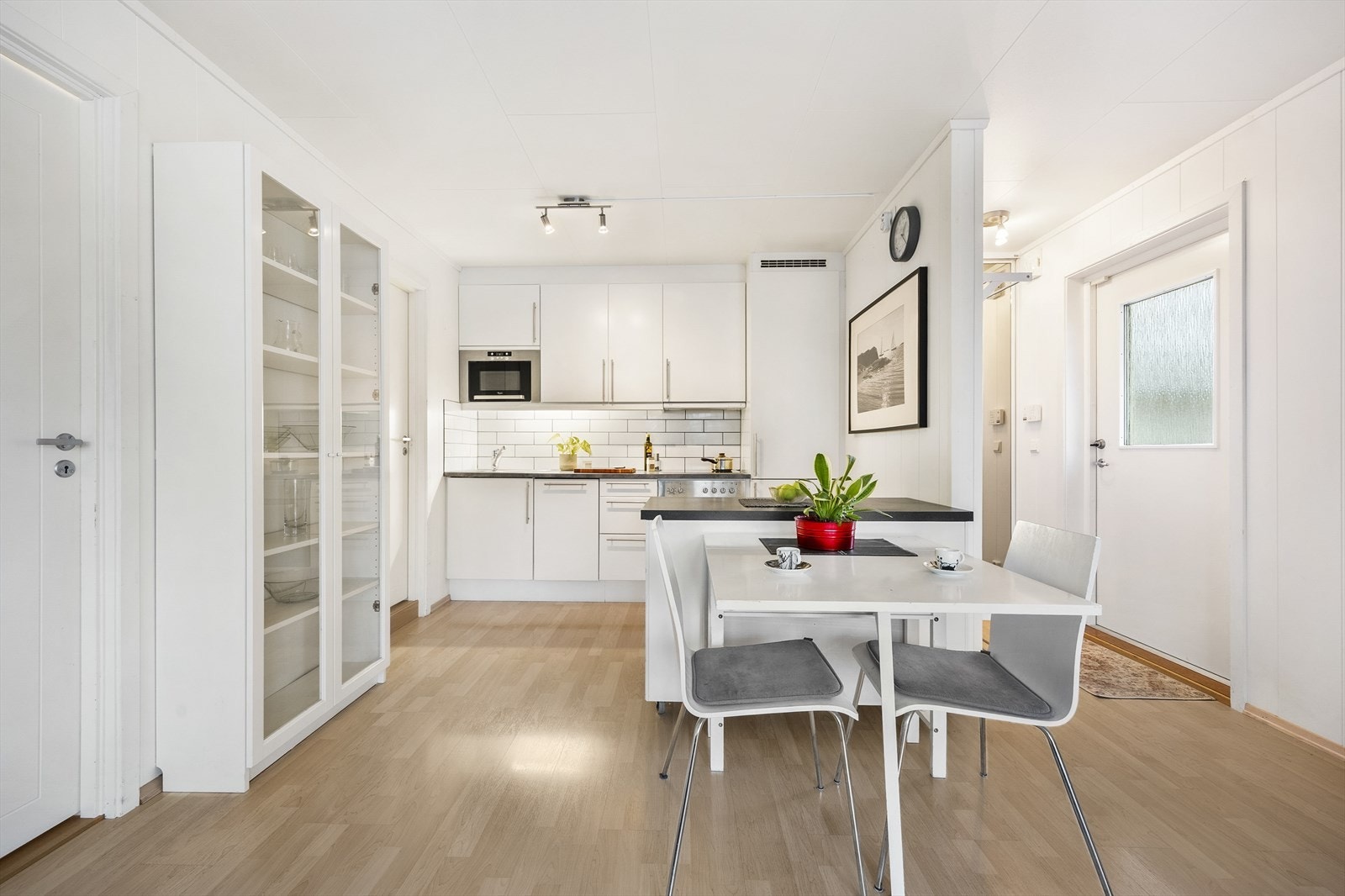 Innredningen har hvite, glatte fronter og laminatbenkeplate. Galleribilde