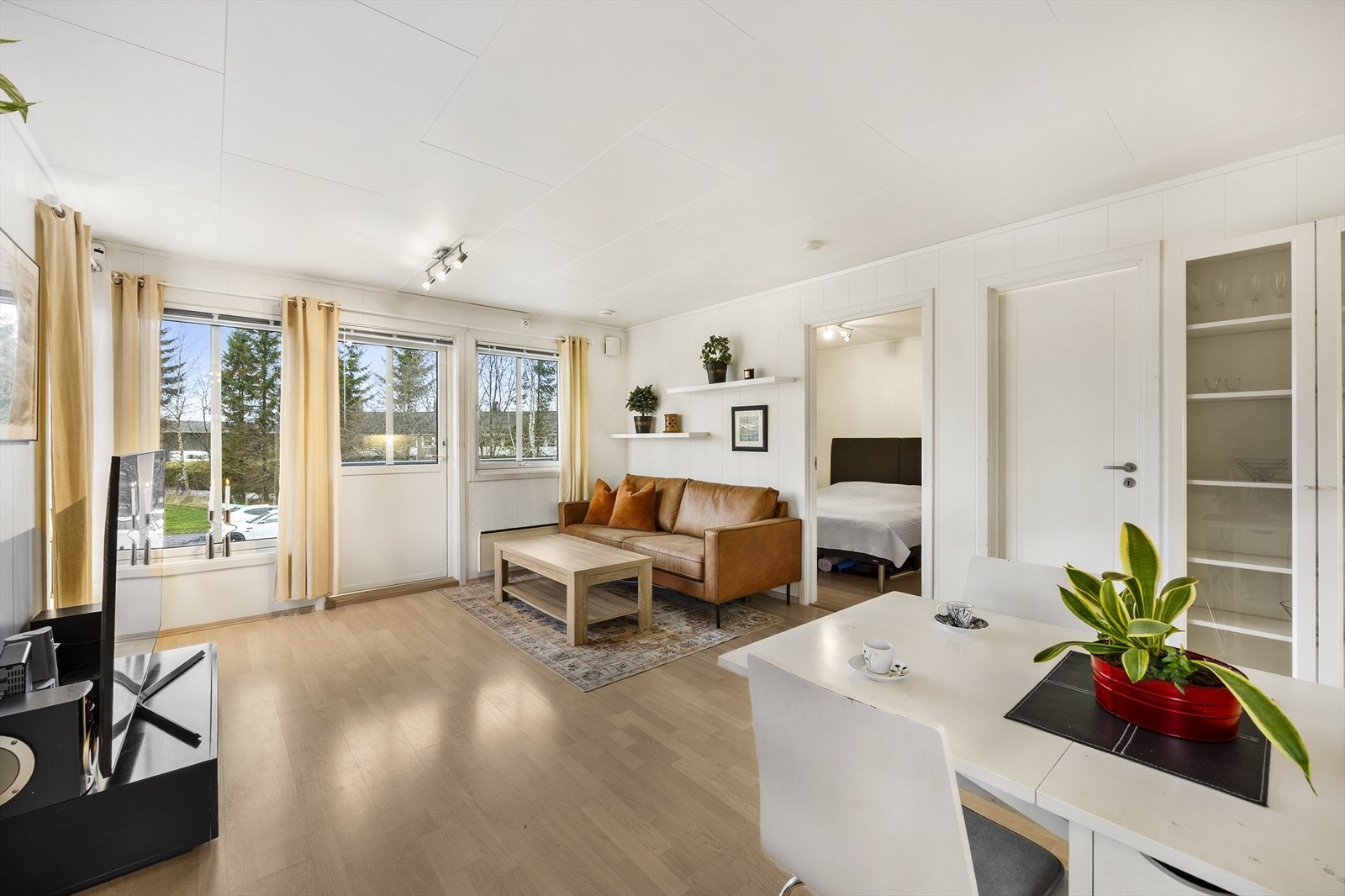 Fra stuen er det inngang til soverommet. Galleribilde