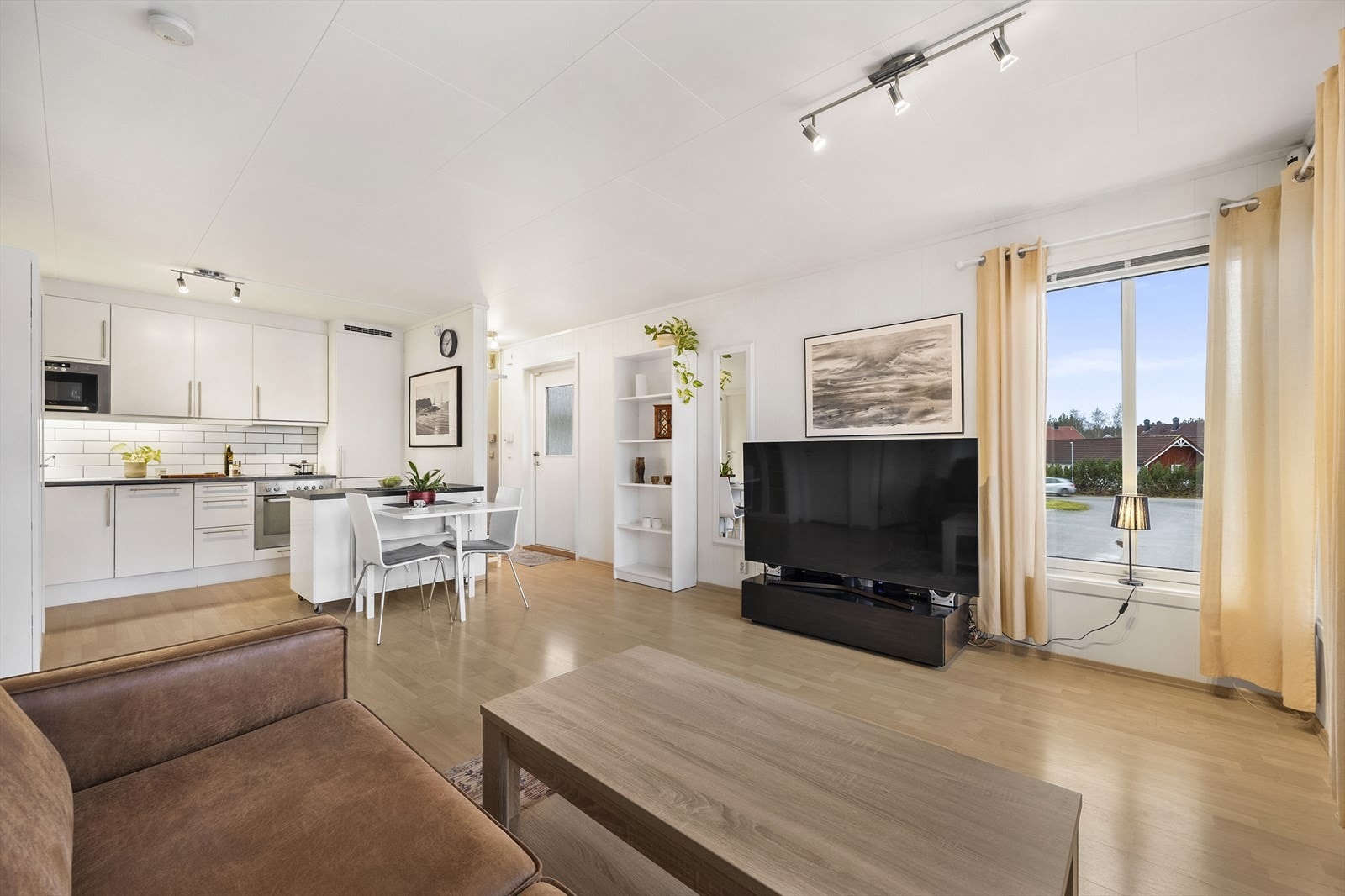 Rommet oppvarmes med panelovner. Galleribilde