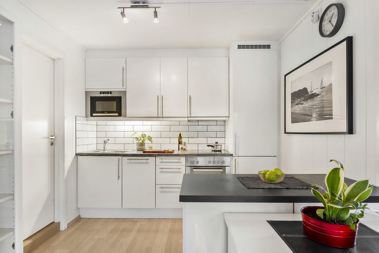 Leiligheten har et moderne kjøkken med integrerte hvitevarer og gode arbeidsflater. Galleribilde