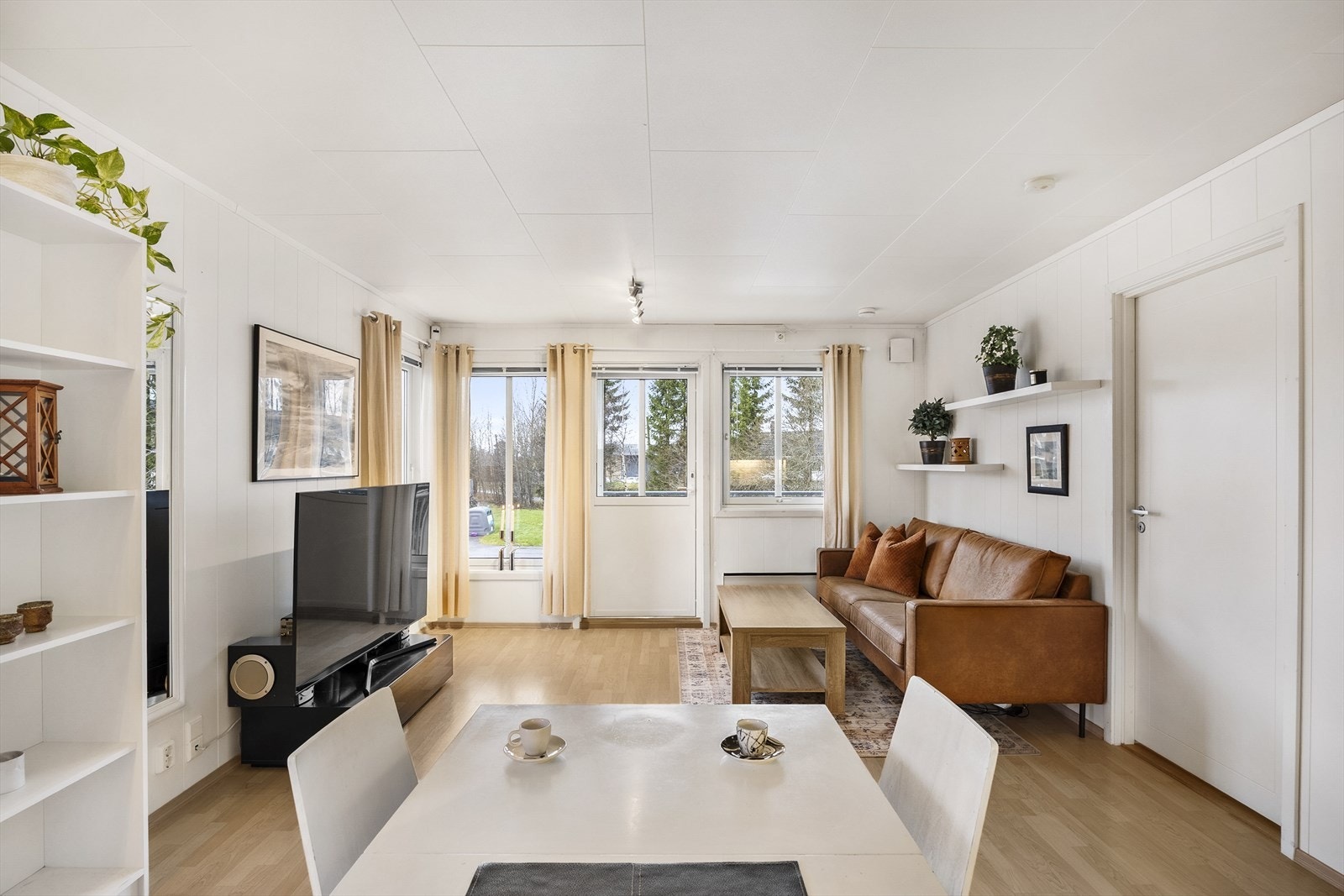 Stuen er lett å møblere med plass til både sofagruppe og spisebord. Galleribilde