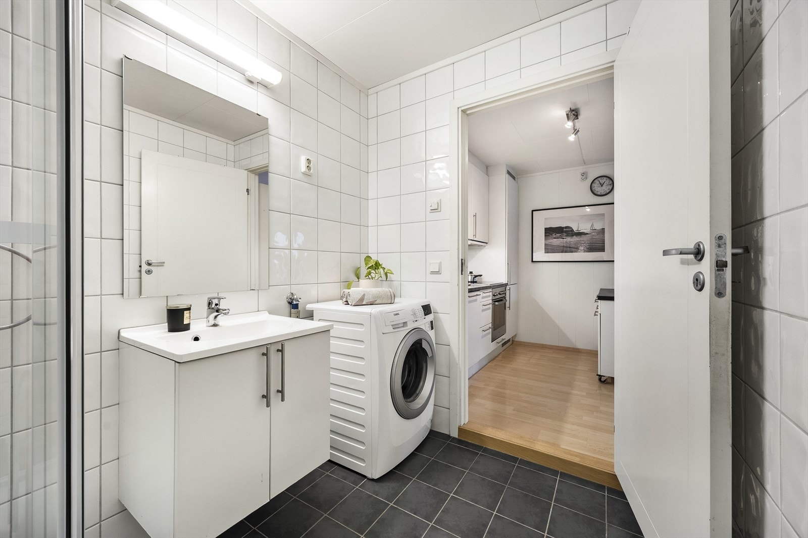 Her er det servantinnredning, speil med belysning og opplegg for vaskemaskin. Galleribilde