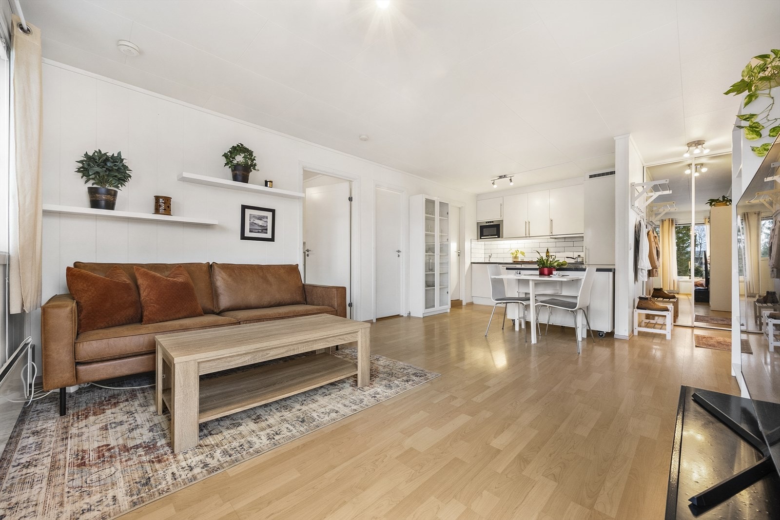 Oversikt over den åpne stue- og kjøkkenløsningen. Galleribilde