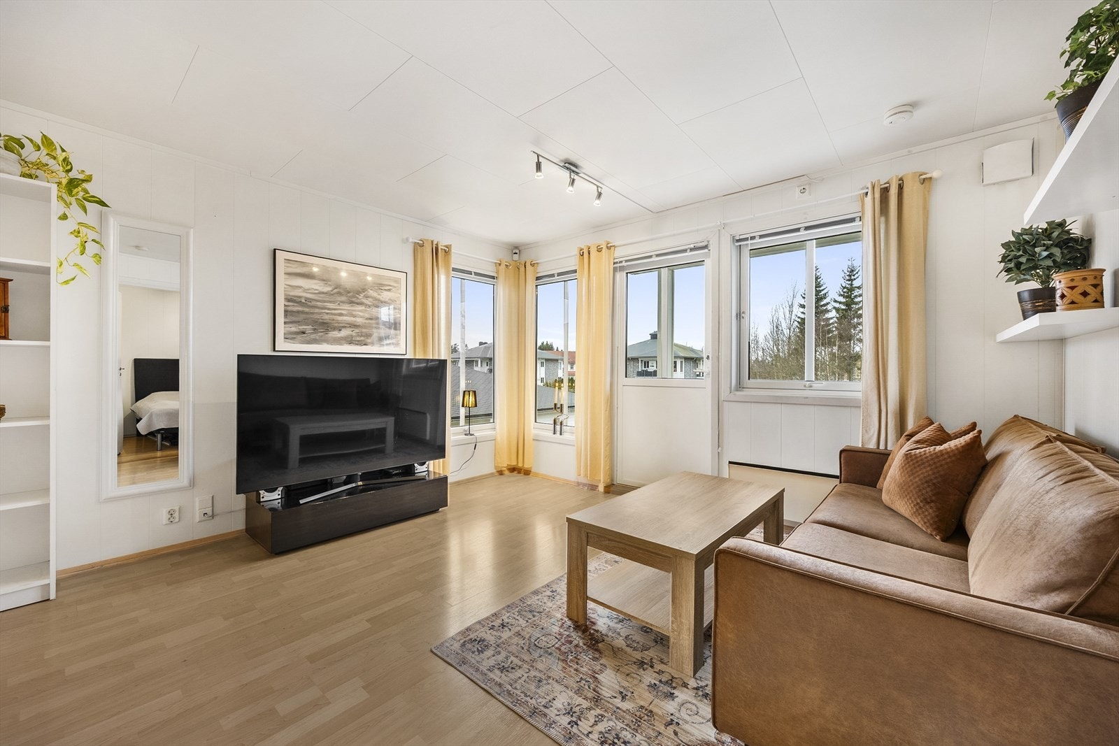 Vegger med malte plater og Takess-plater i himling gir et helhetlig inntrykk. Galleribilde