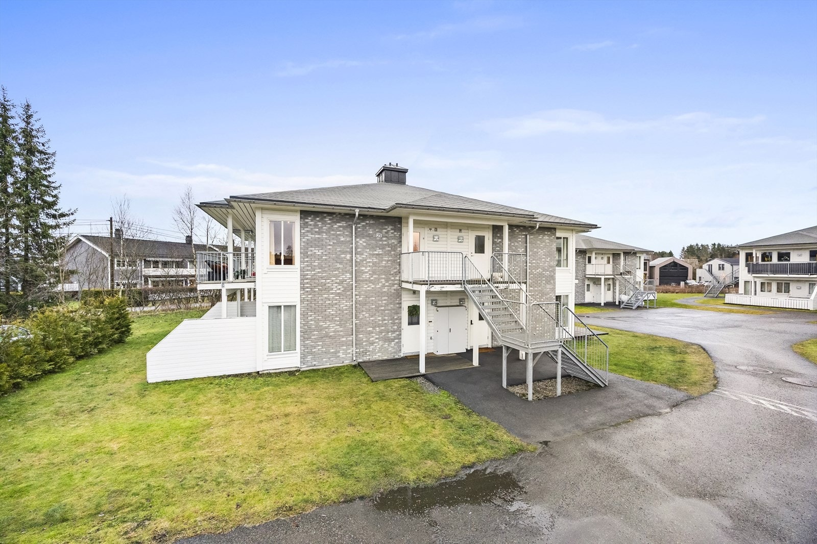 Bygget er en åttemannsbolig fra 2009 med fasade i teglstein og trepanel. Galleribilde