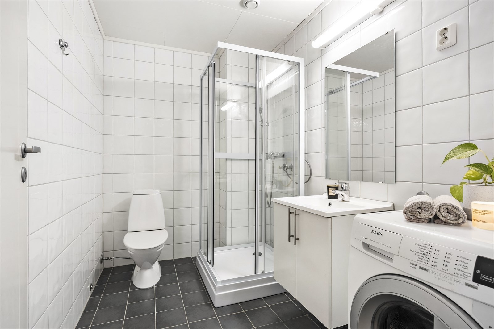 Badet er helfliset med keramiske fliser og har varme i gulvet. Galleribilde