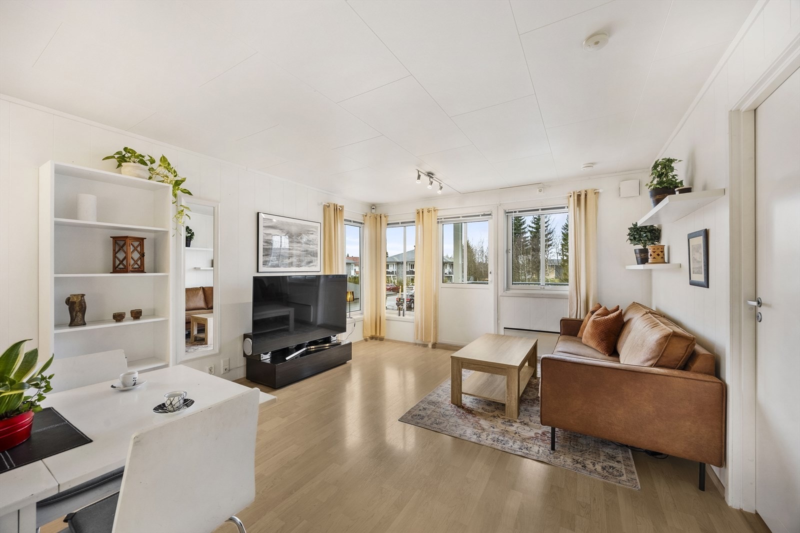 Store vindusflater gir rikelig med naturlig lys inn i rommet. Galleribilde