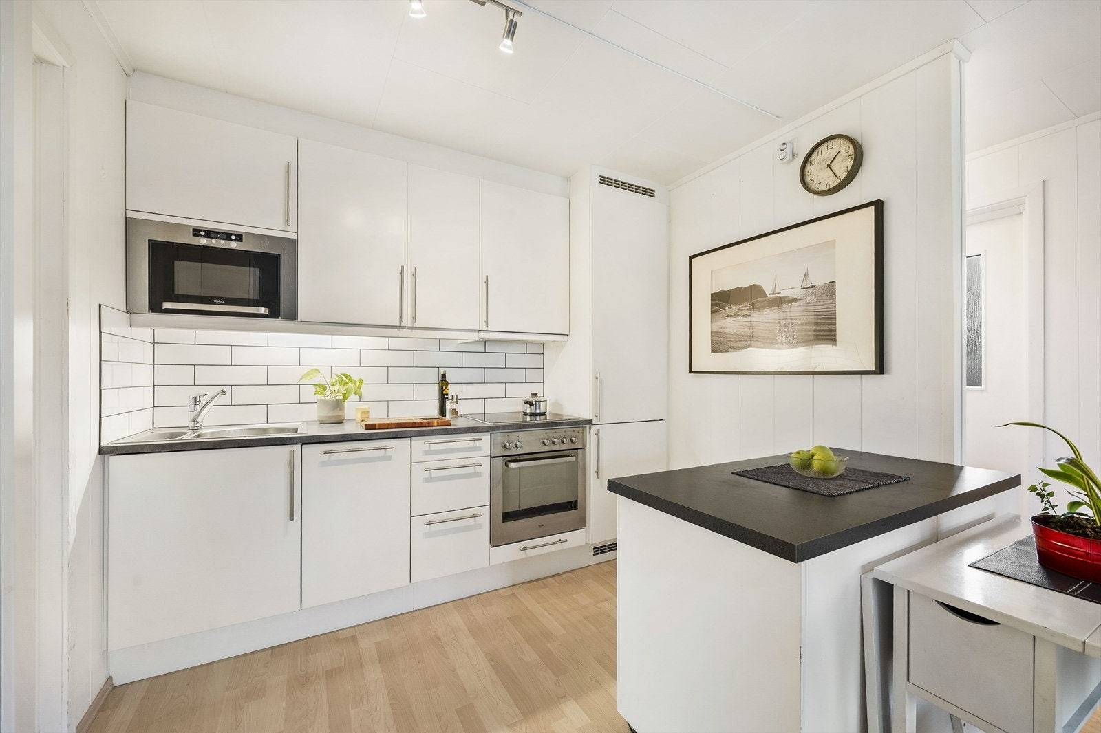 Belysning under overskapene gir godt arbeidslys på kjøkkenbenken. Galleribilde