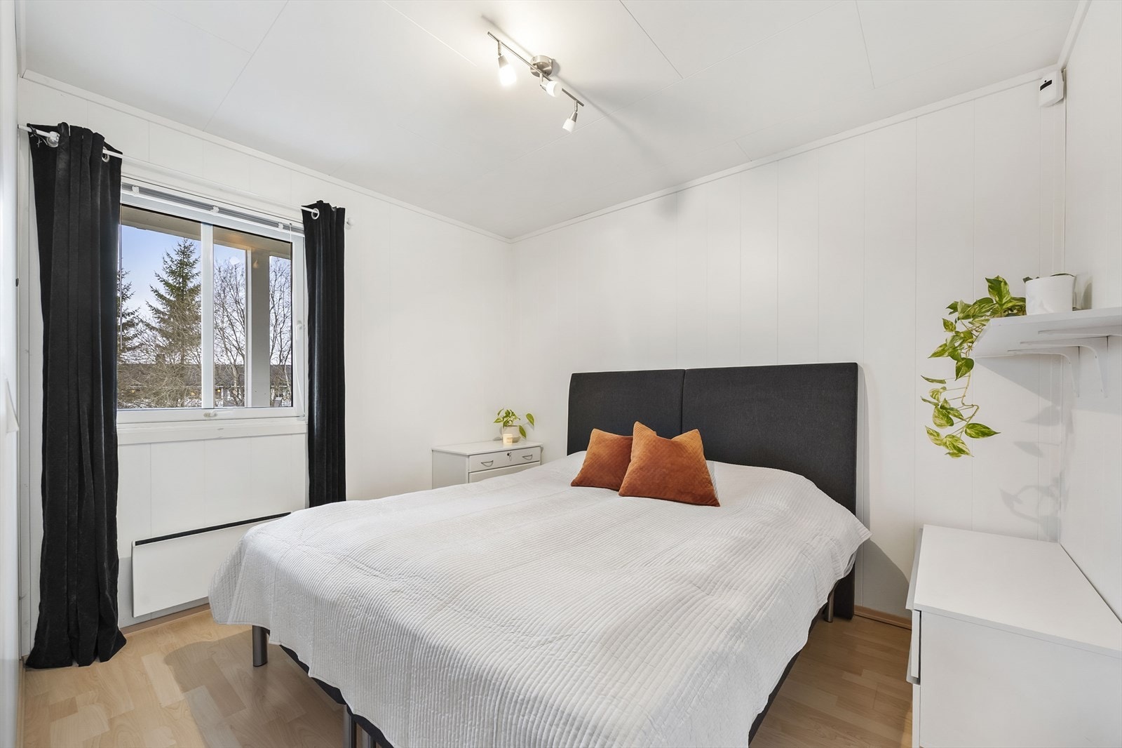 Soverommet har god plass til dobbeltseng og garderobeløsning. Galleribilde